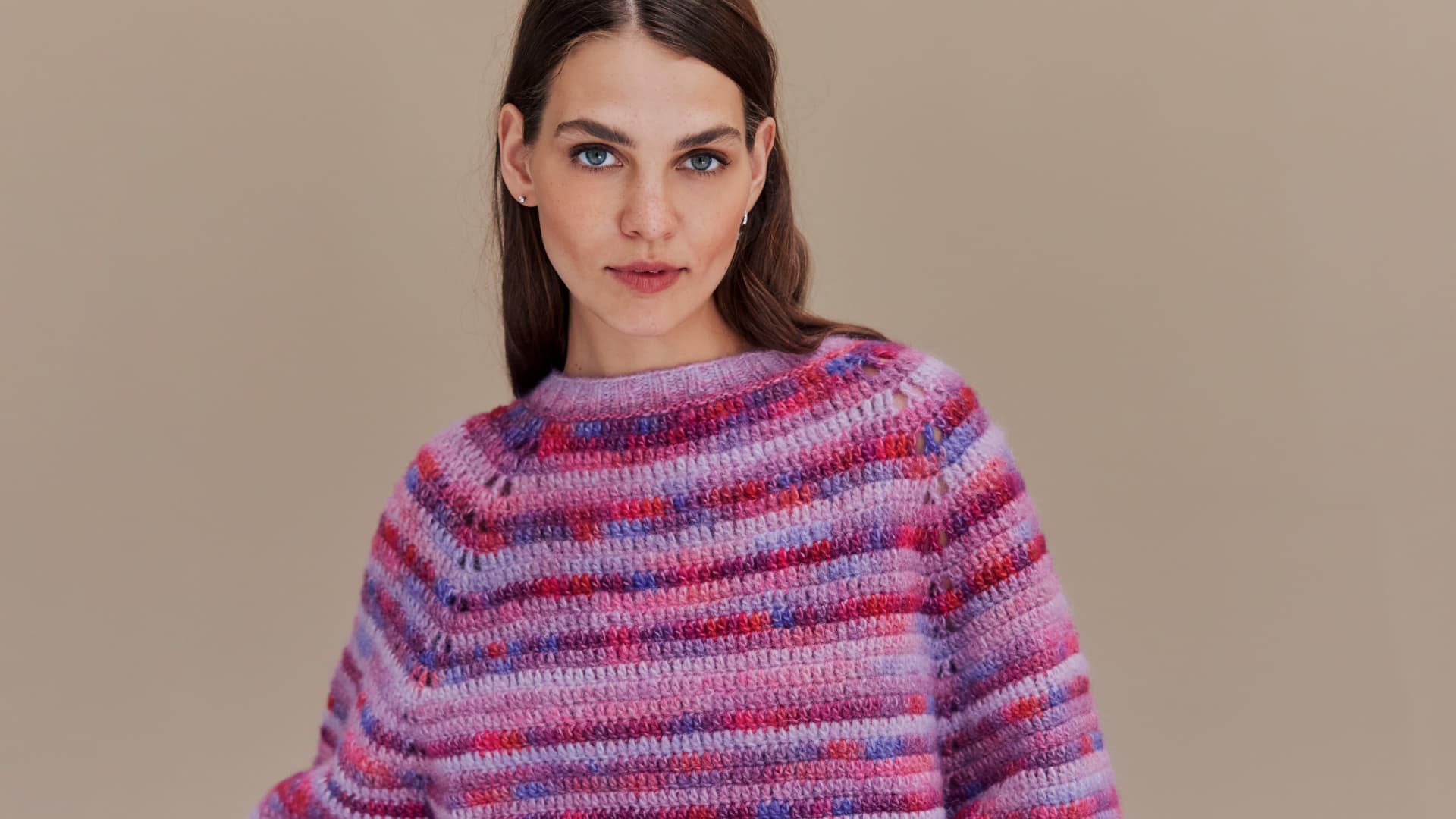 Model in buntem Top-Down-Pullover "Picasso" von Lana Grossa