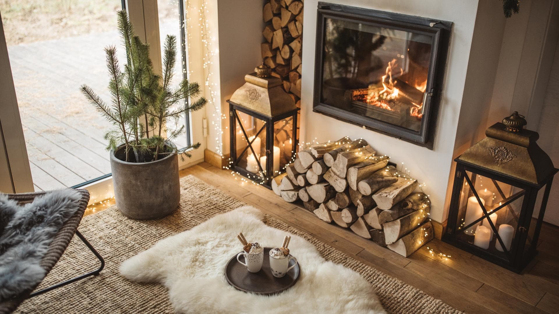 Eine gemütliche Wohnzimmereinrichtung im Winter