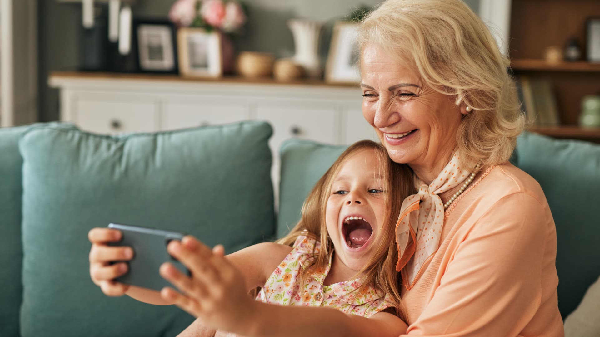 Großmutter und Enkelin