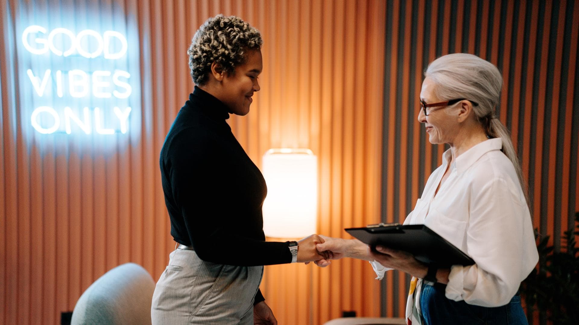 Zwei Frauen schütteln sich die Hände