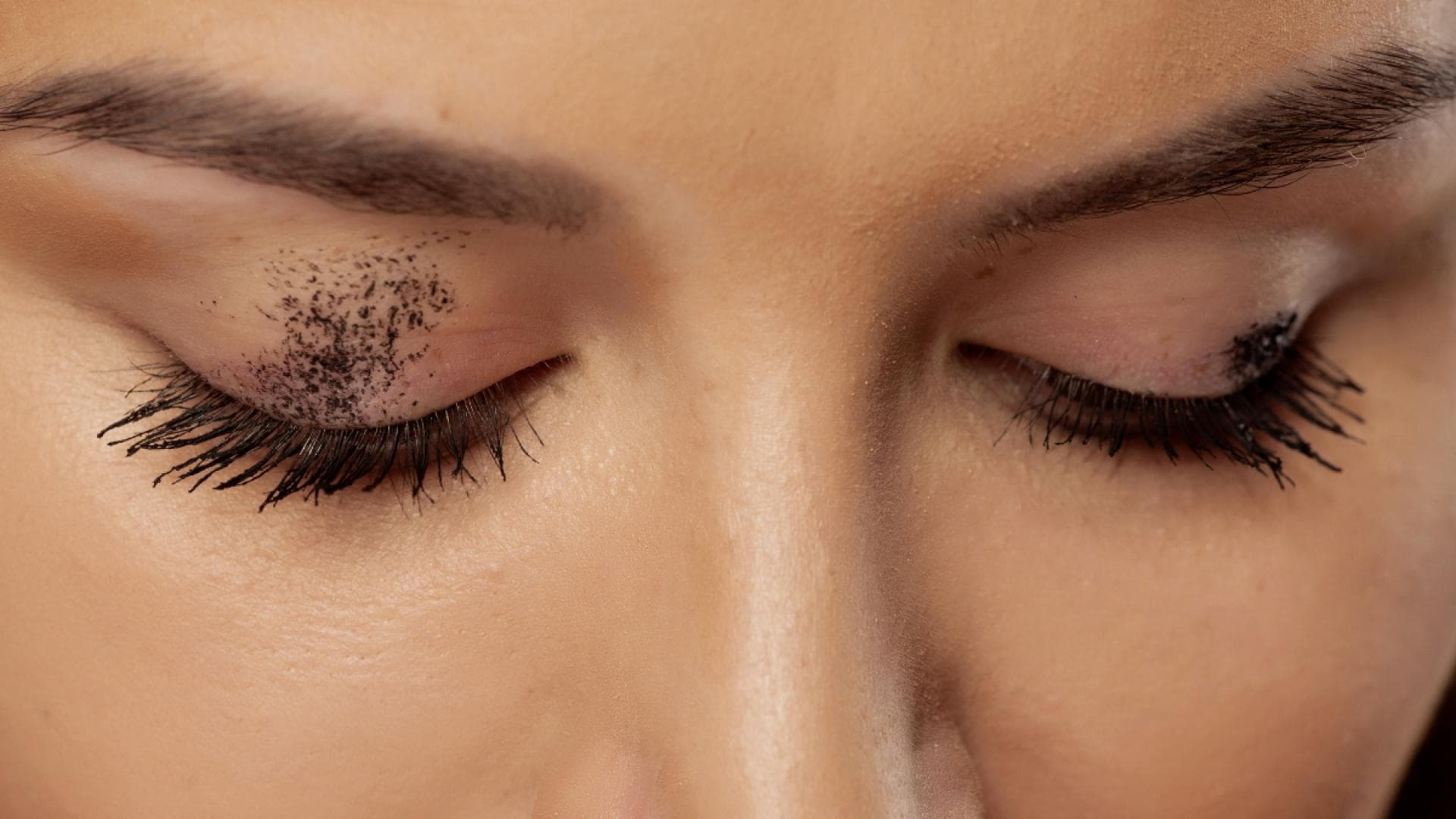 Frau mit verschmierter Mascara