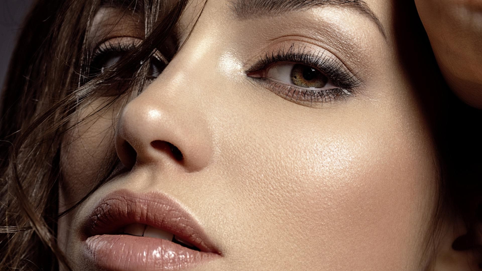 Frau mit braunen Smokey Eyes