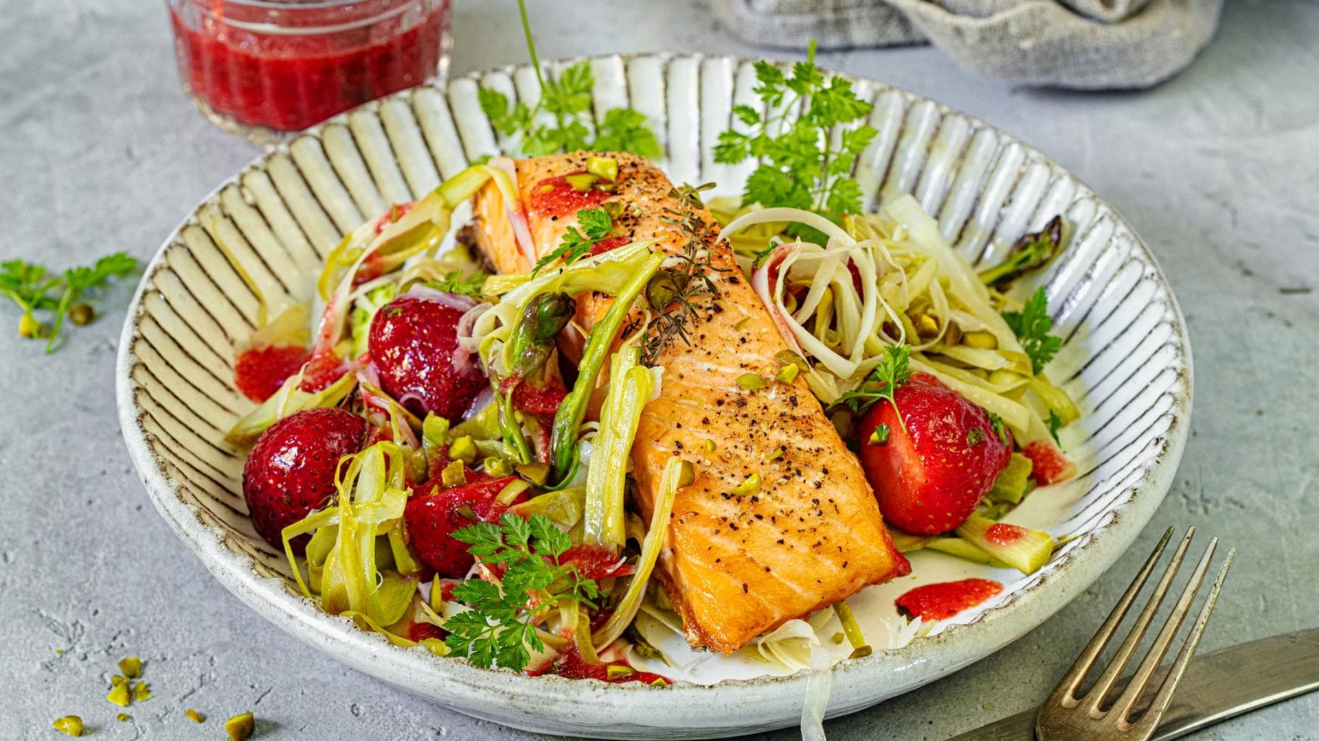 Erdbeer-Spargel-Salat mit Lachs 