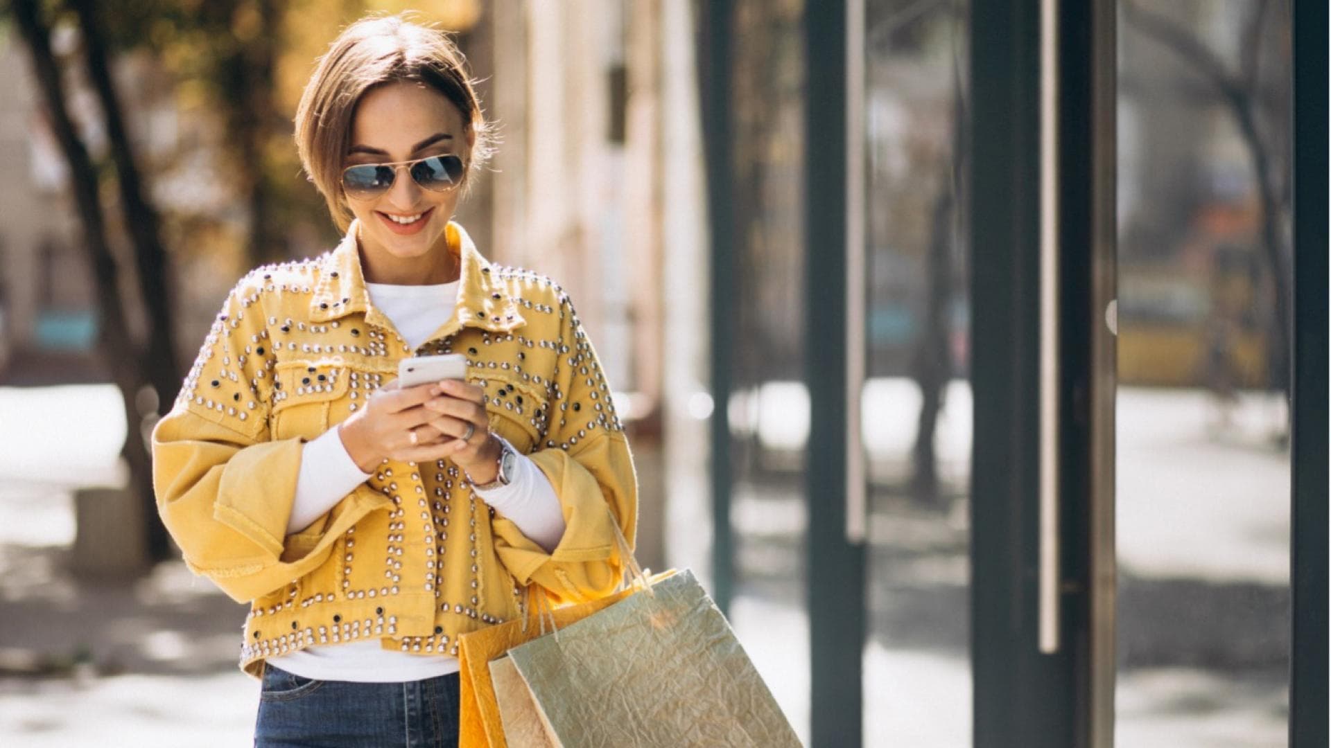 Eine Frau shoppt am Handy