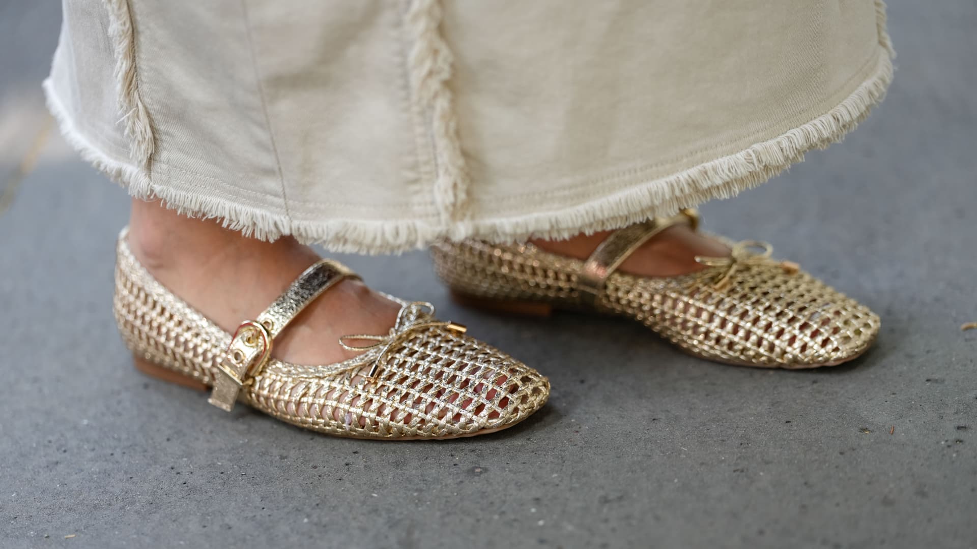 Gabriella Berdugo trägt geflochtene Ballerinas