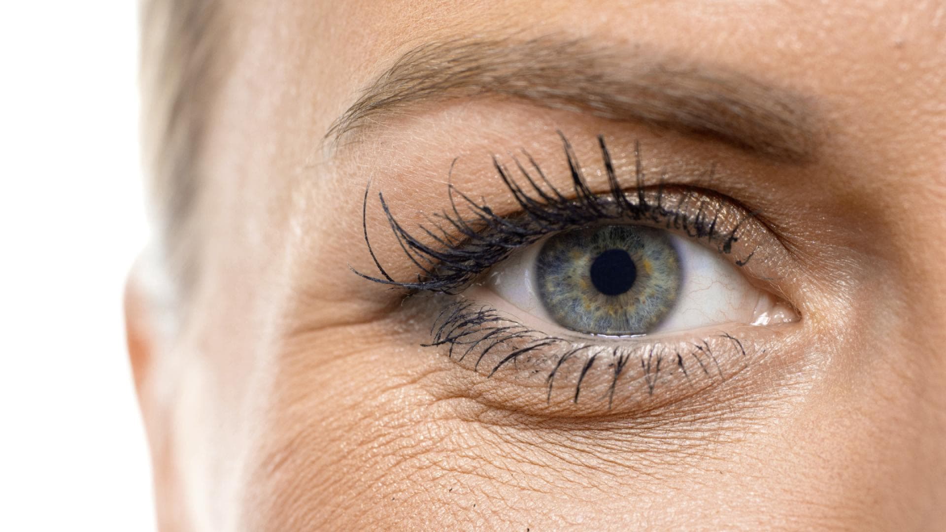 Frau mit langen und gräulichen Wimpern