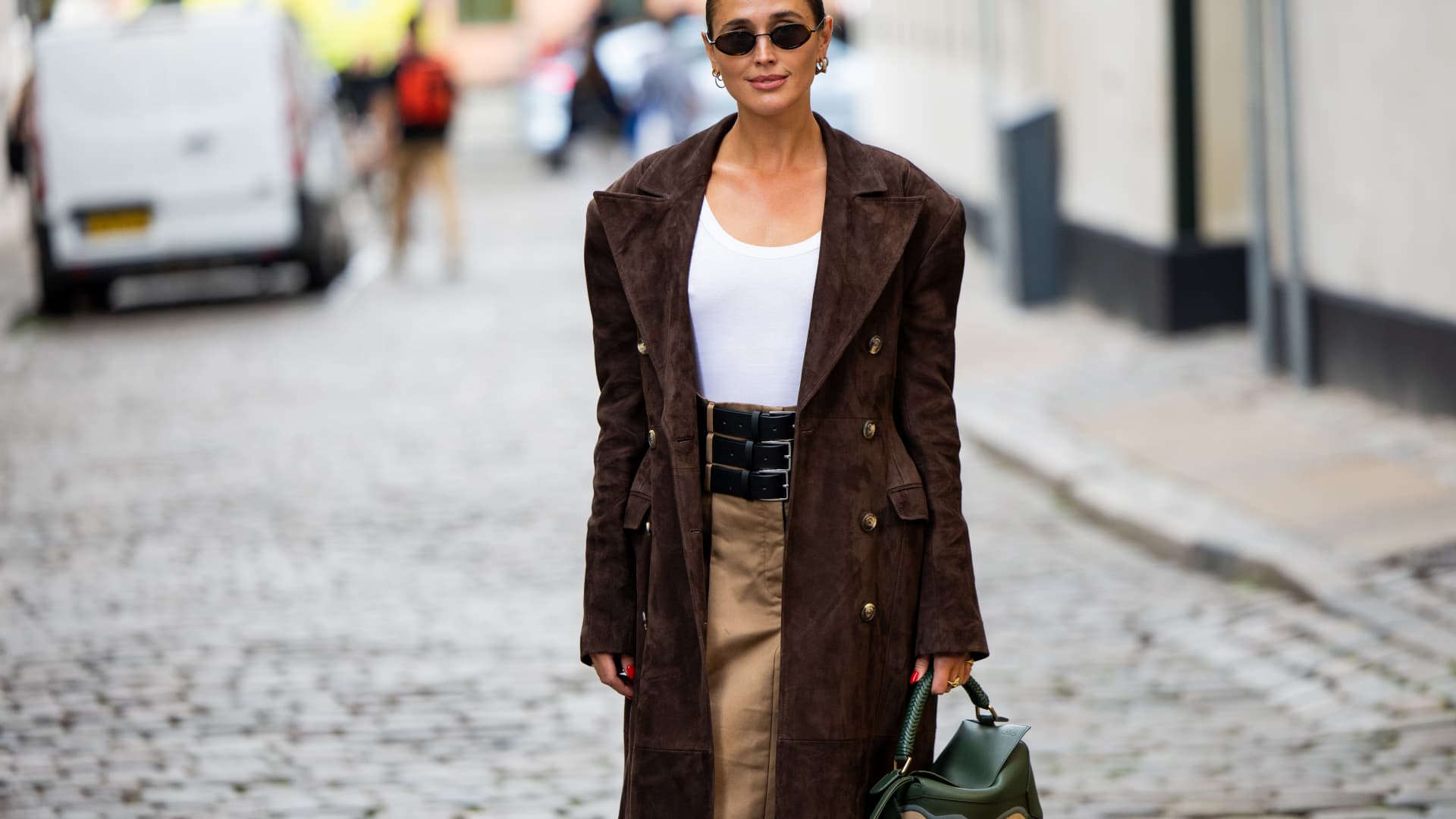 Darja Barannik akzentuiert ihren Streetstyle mit einem Gürtel