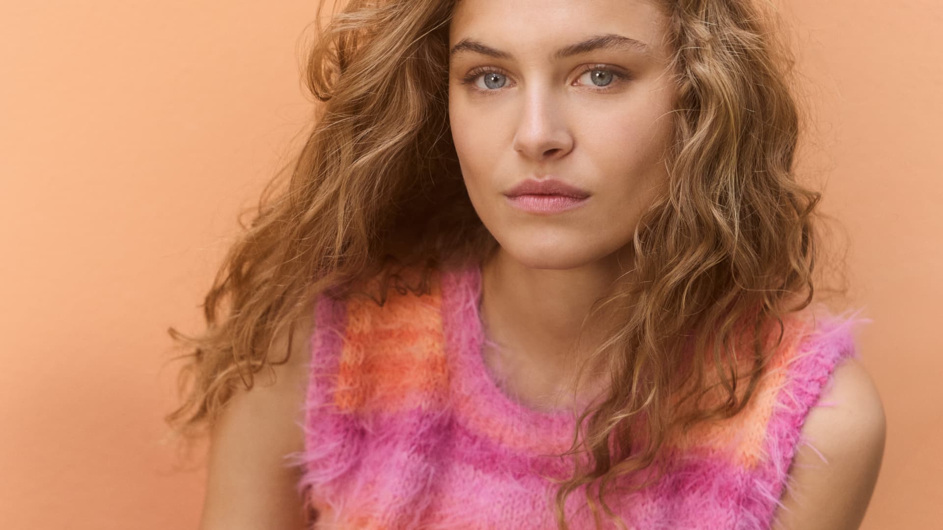 Model in Basta Mista Streifen-Slipover von Lana Grossa