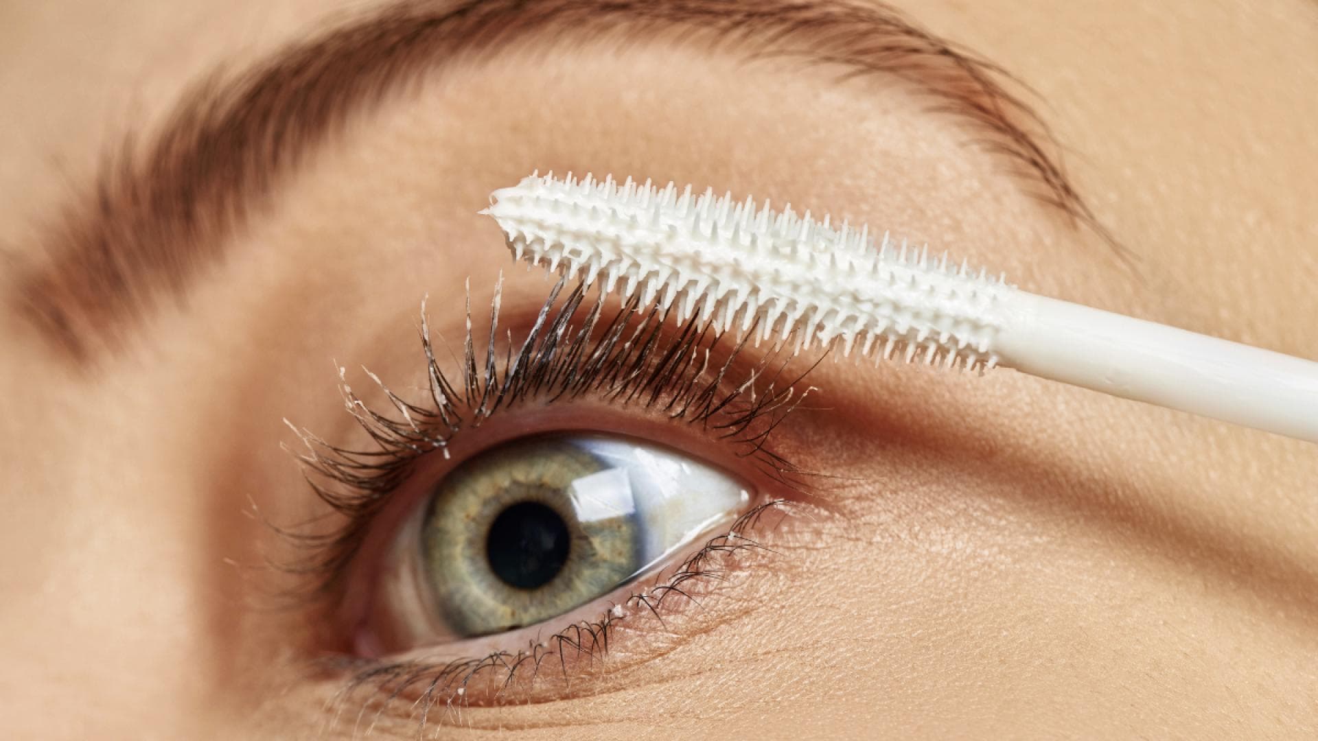 Frau mit weißer Mascara