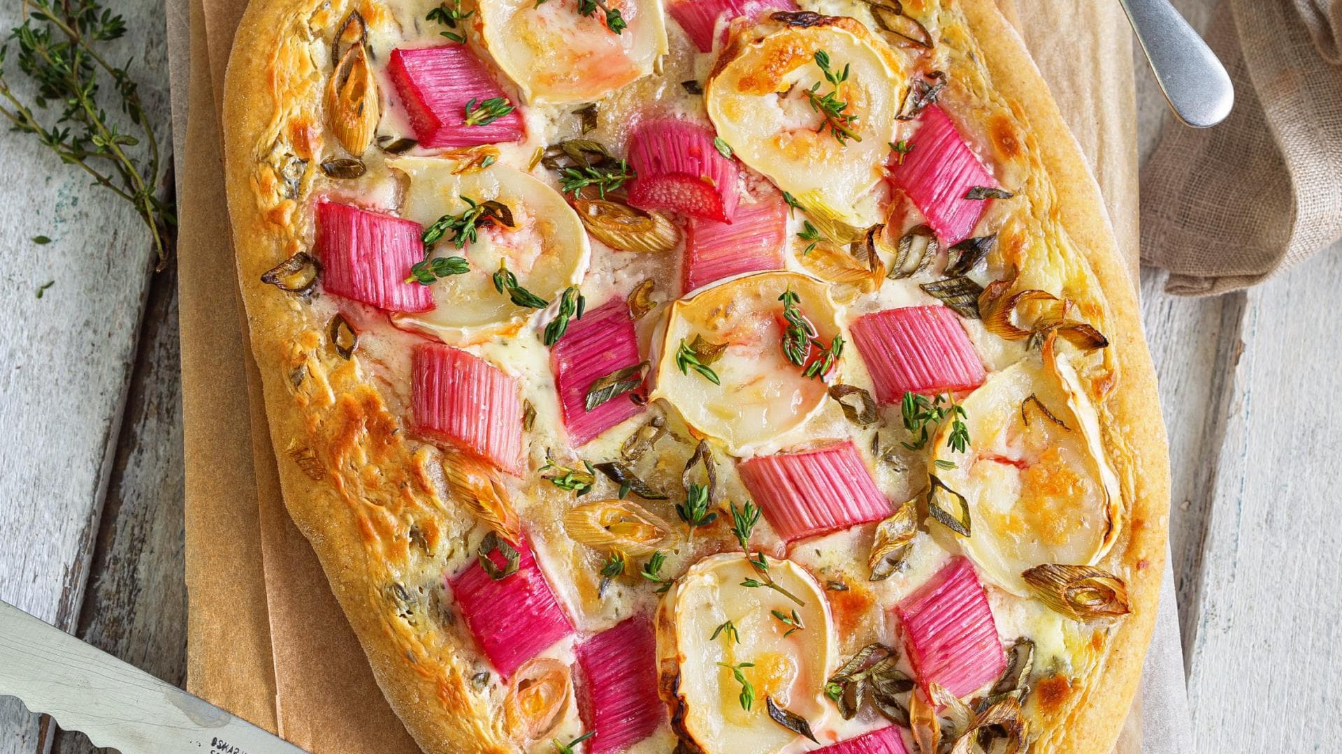 Rhabarber-Pinsa mit Ziegenkäse 