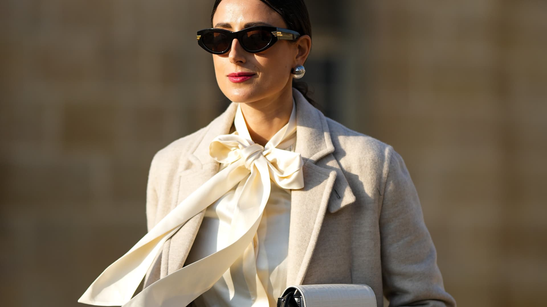 Frau mit Schluppenbluse / Streetstyle