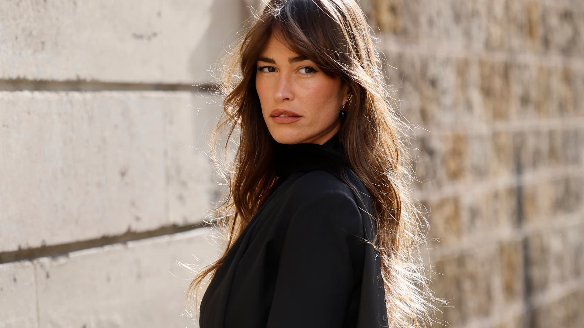 Alison Toby in einer schwarzen Bluse