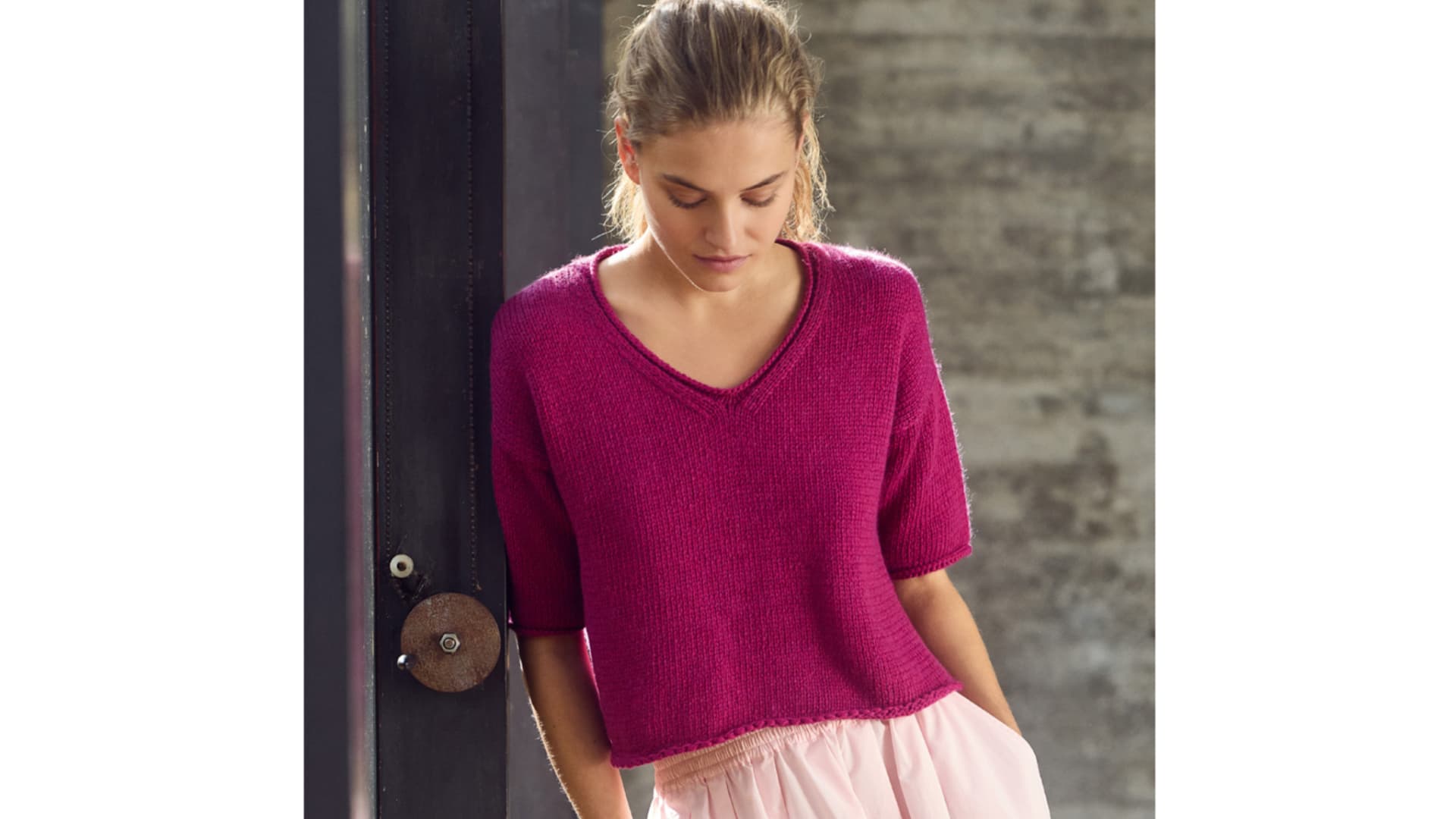 Model in V-Shirt von Lana Grossa