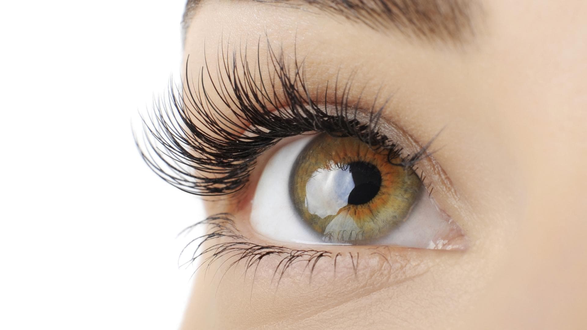 Frau mit grün-braunen Augen und langen Wimpern