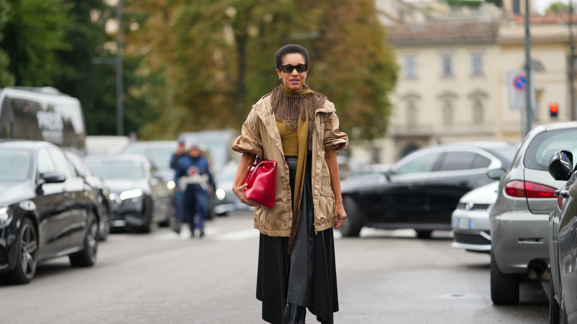 Tamu McPherson kombiniert für ihren Streetstyle eine Workwear-Jacke zum Maxirock