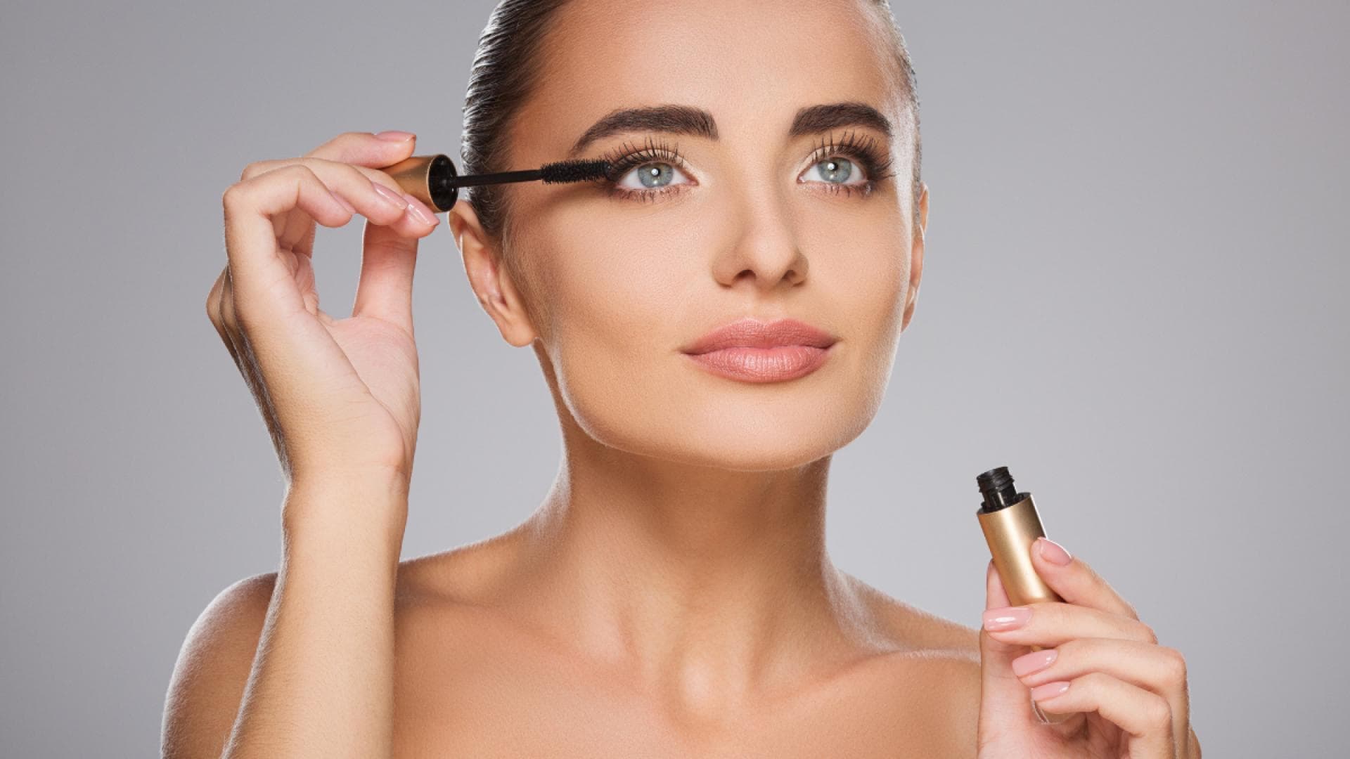 Frau malt Wimpern an