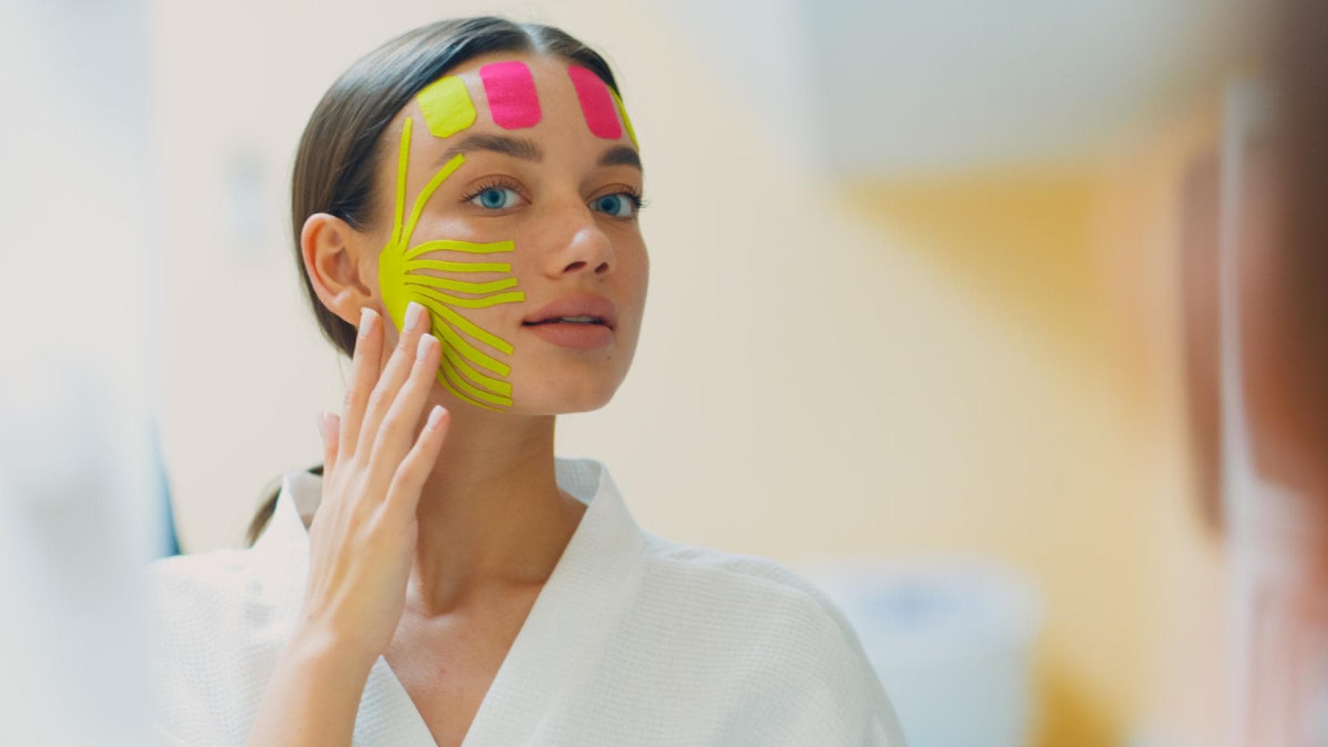 Frau mit Patches im Gesicht