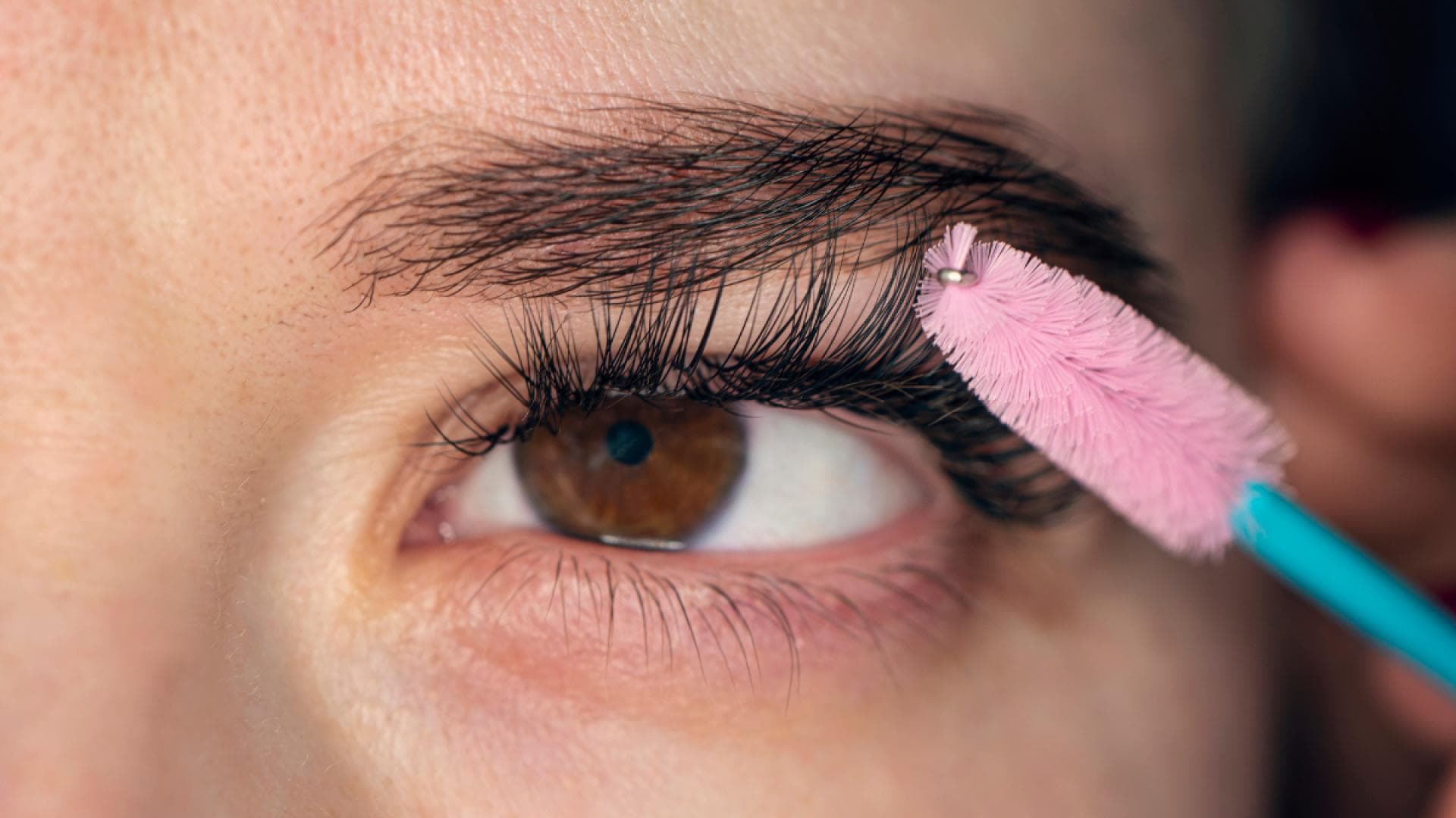Frau mit Wimpernbürste für Lifting