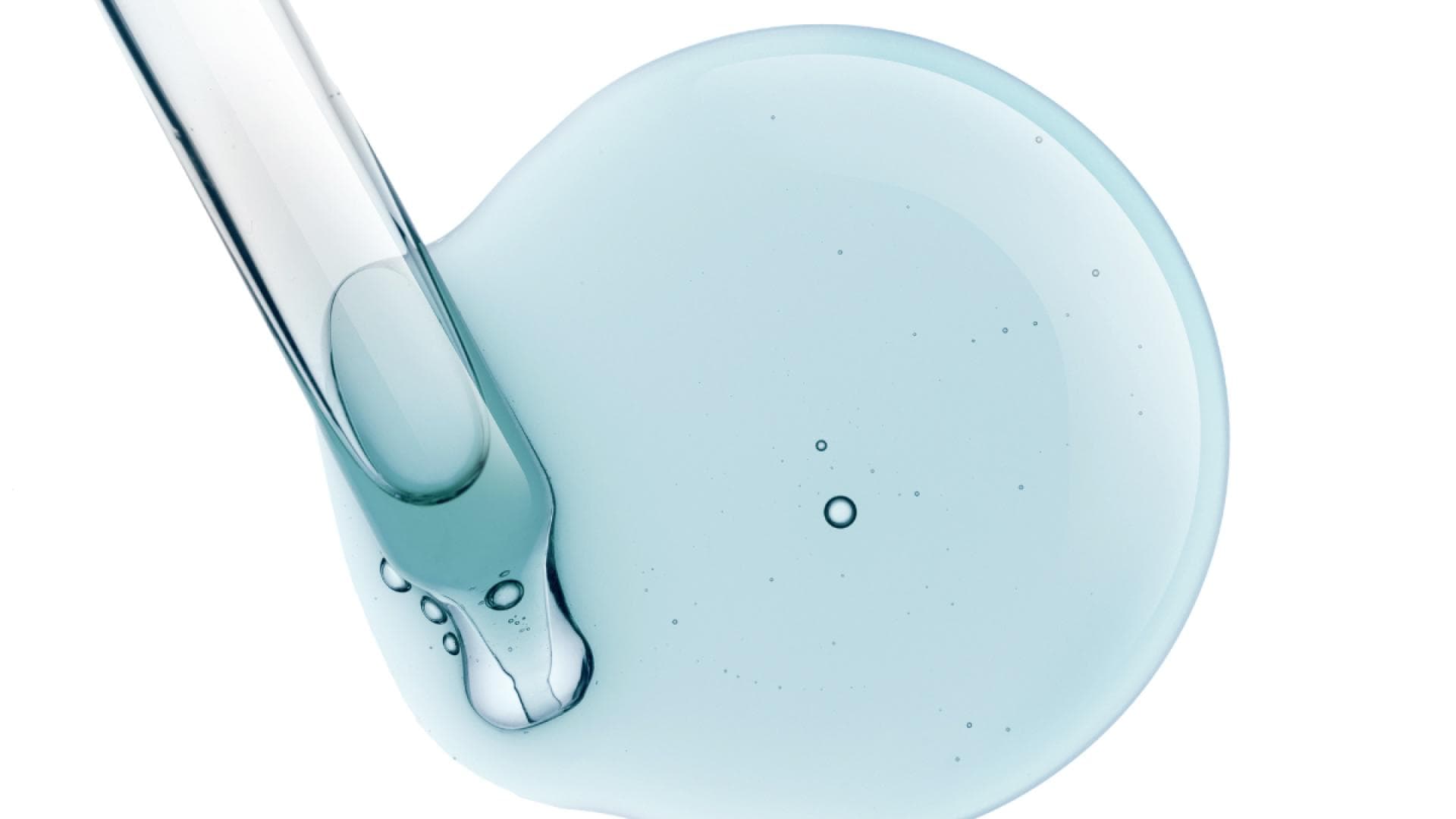 Blaues Serum mit Pipette