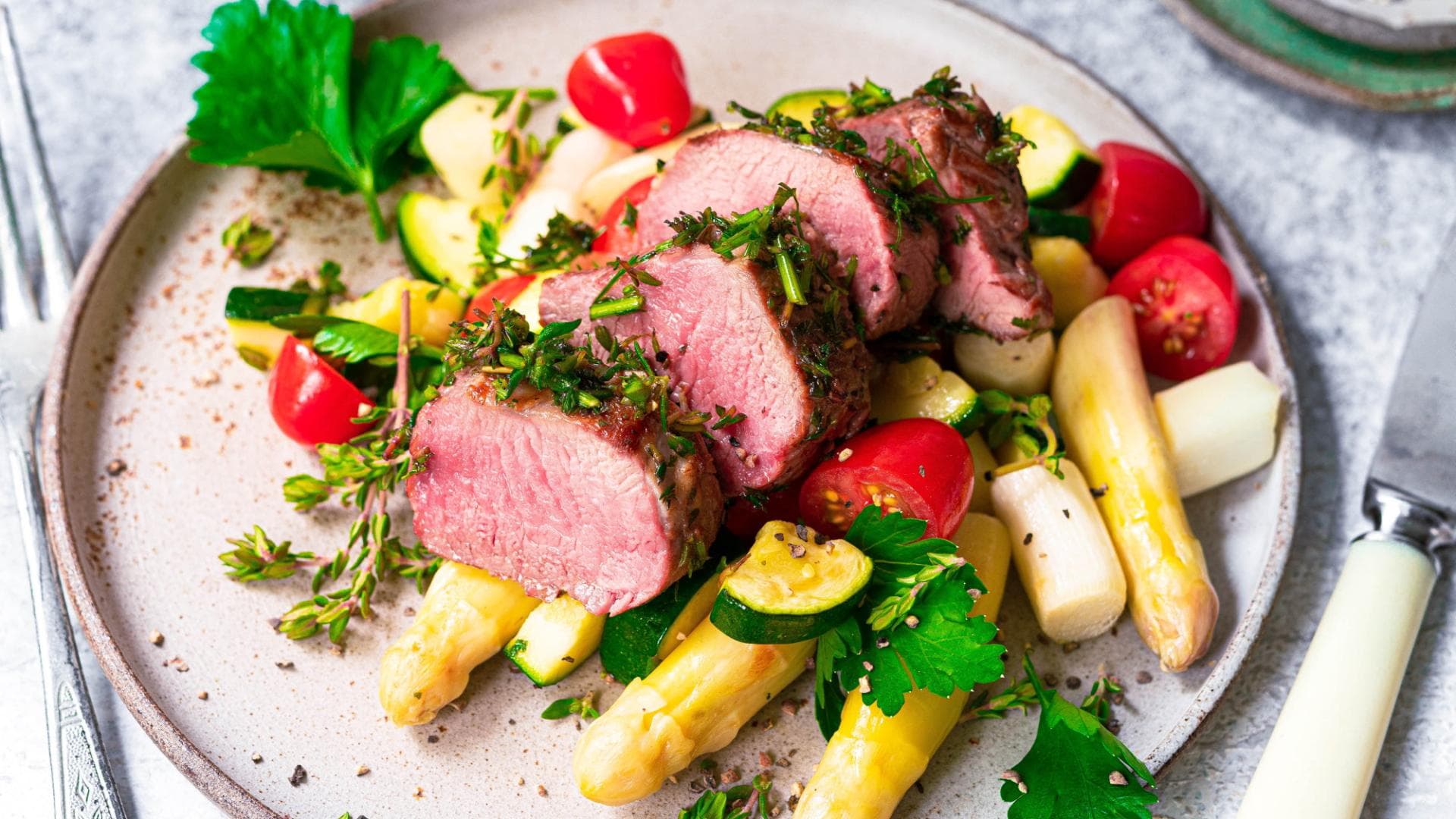 Lammrücken mit Tomaten-Spargel 