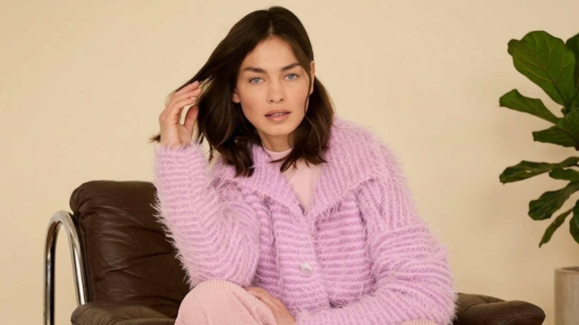 Eine Frau trägt eine selbst gestrickte Strickjacke von Lana Grossa