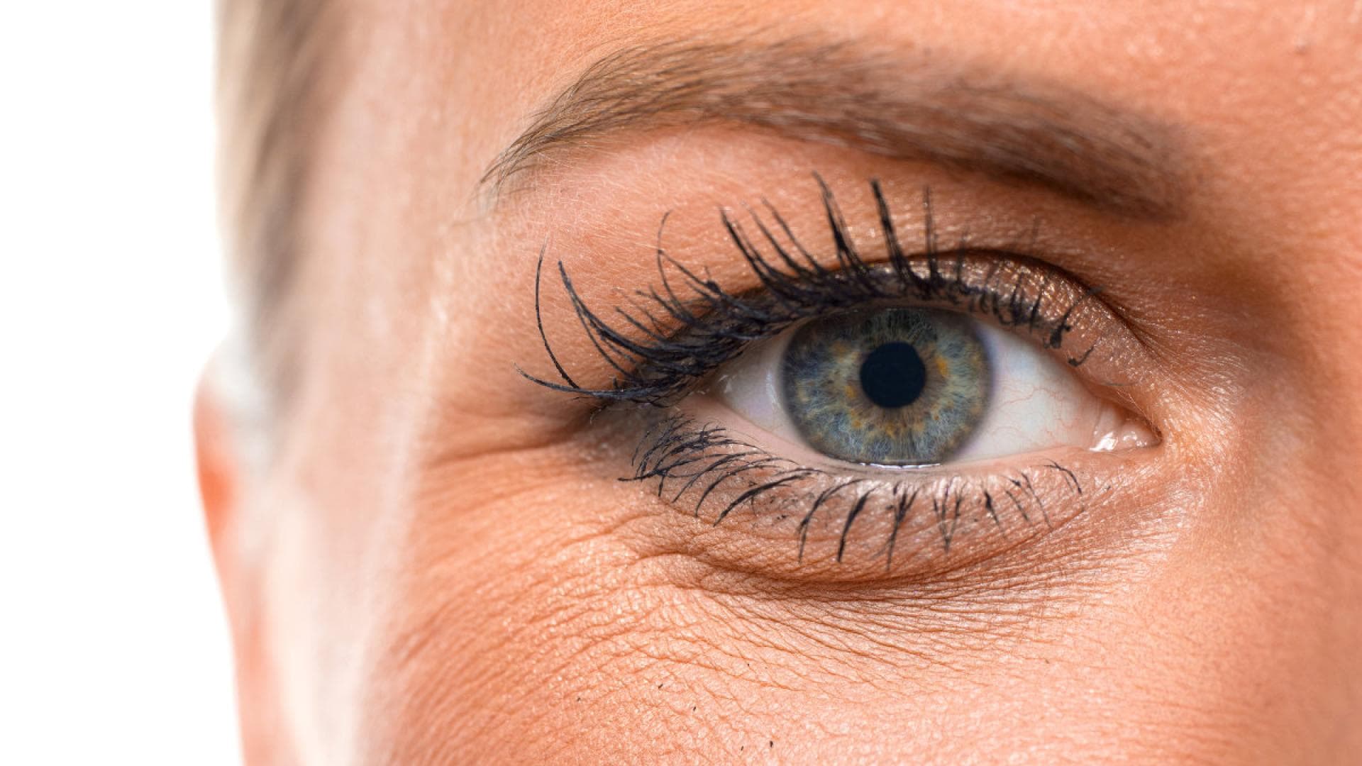 Frau mit ersten Augenfalten und langen Wimpern