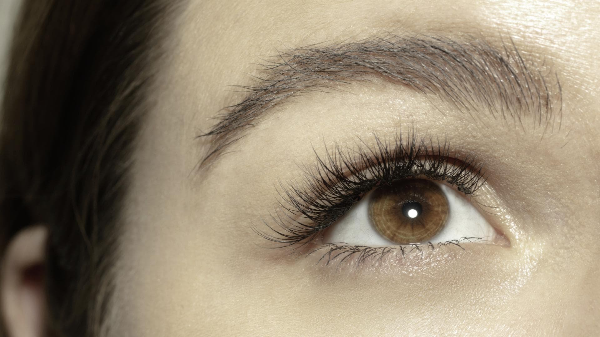 Frau mit langen Wimpern