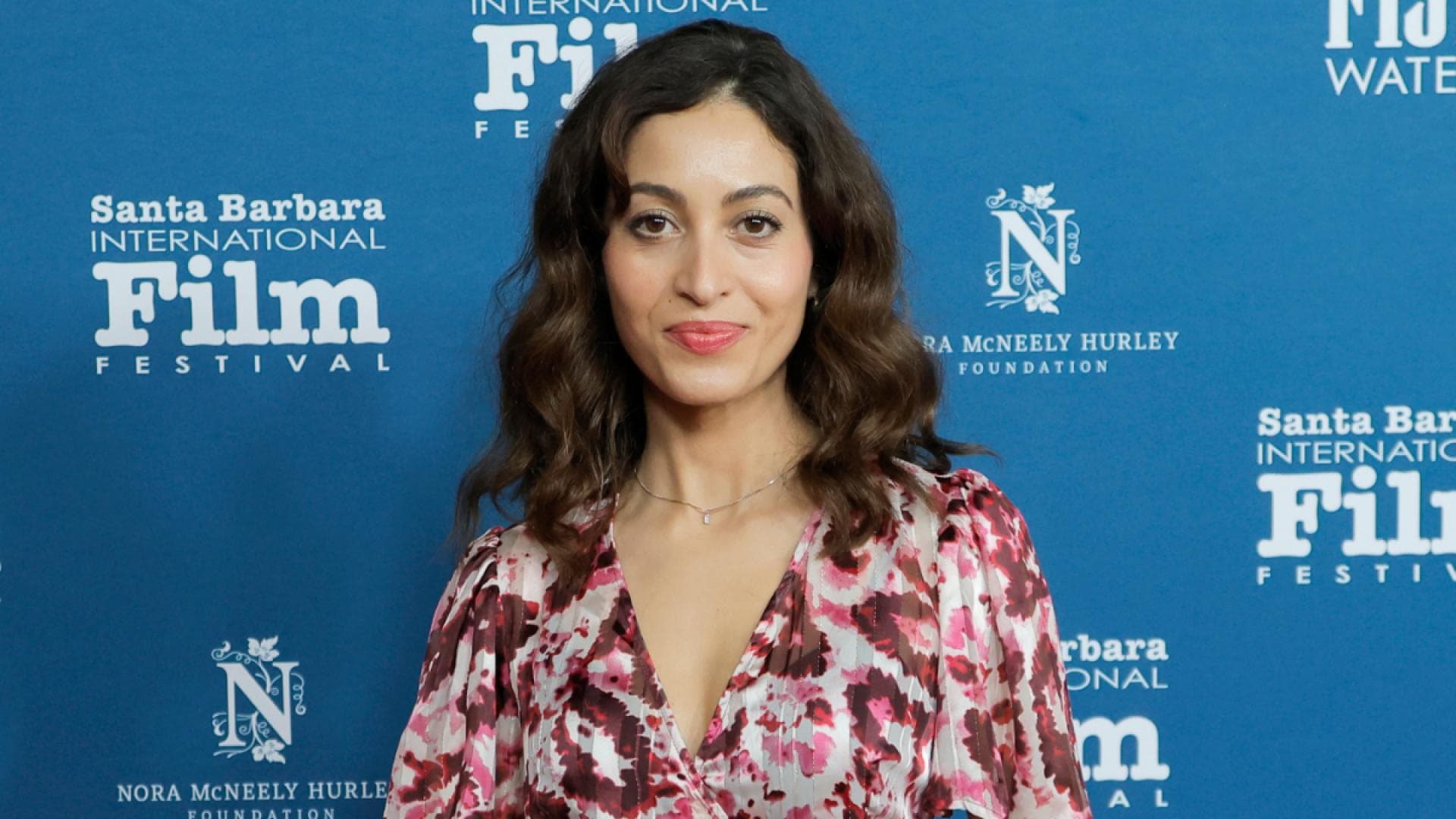 Sabrina Amali vor blauem Hintergrund