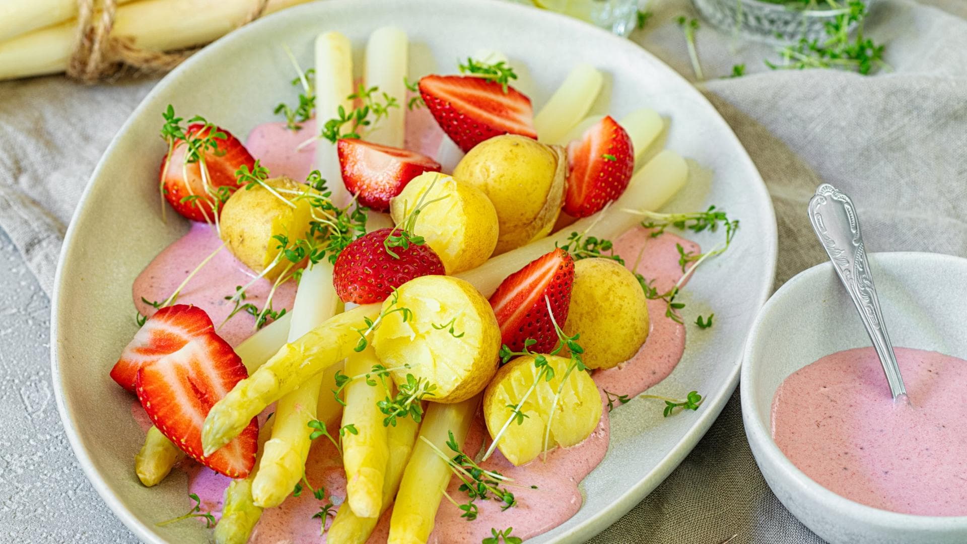 Spargel mit Erdbeer-Chilisauce 