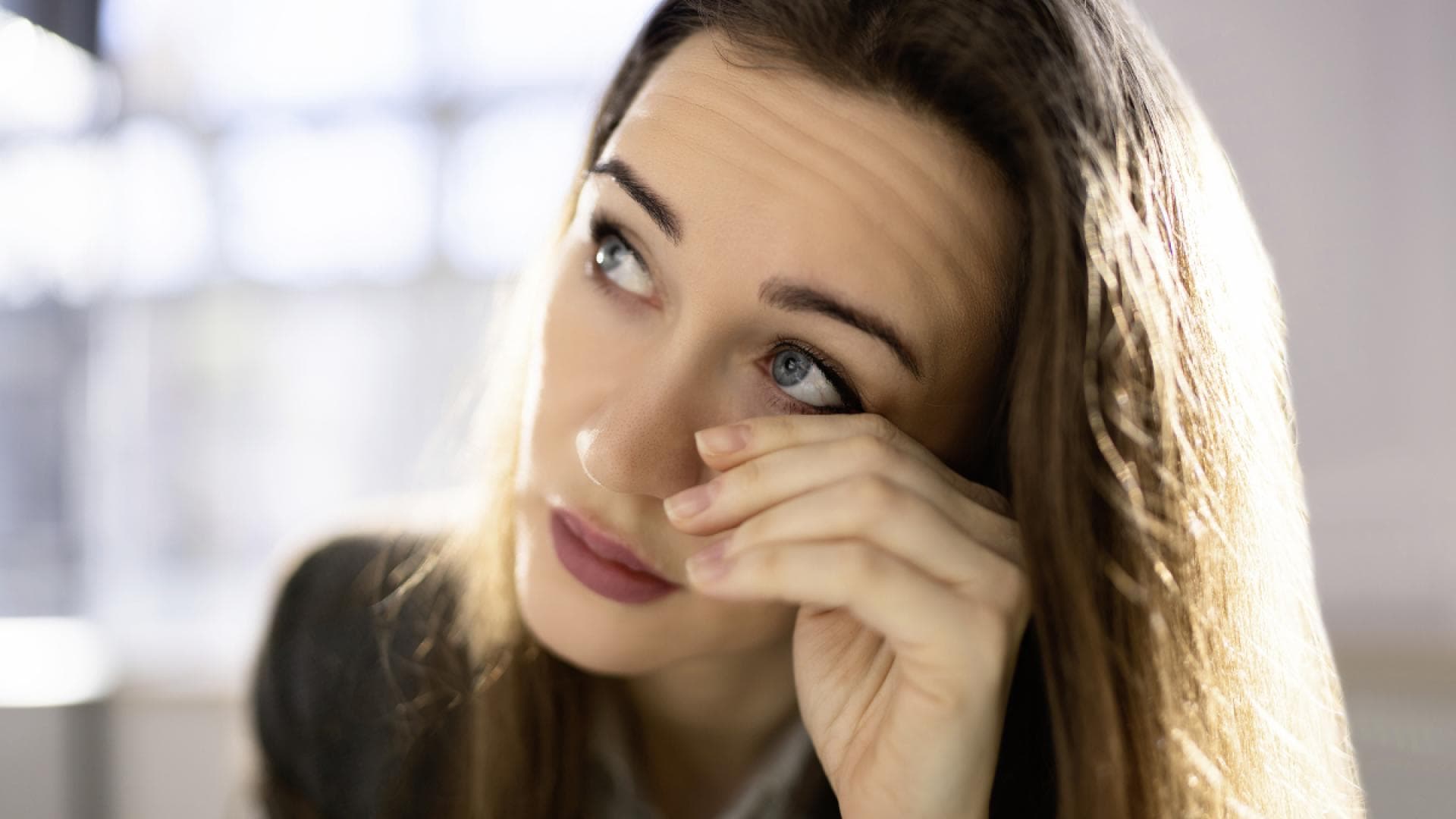 Frau reibt an Auge