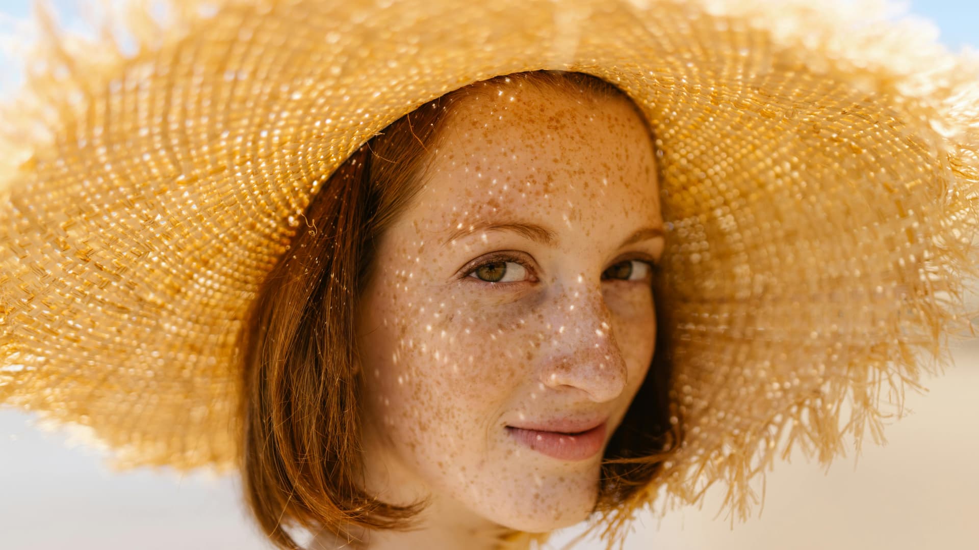 Frau mit getönter Sonnencreme im Gesicht