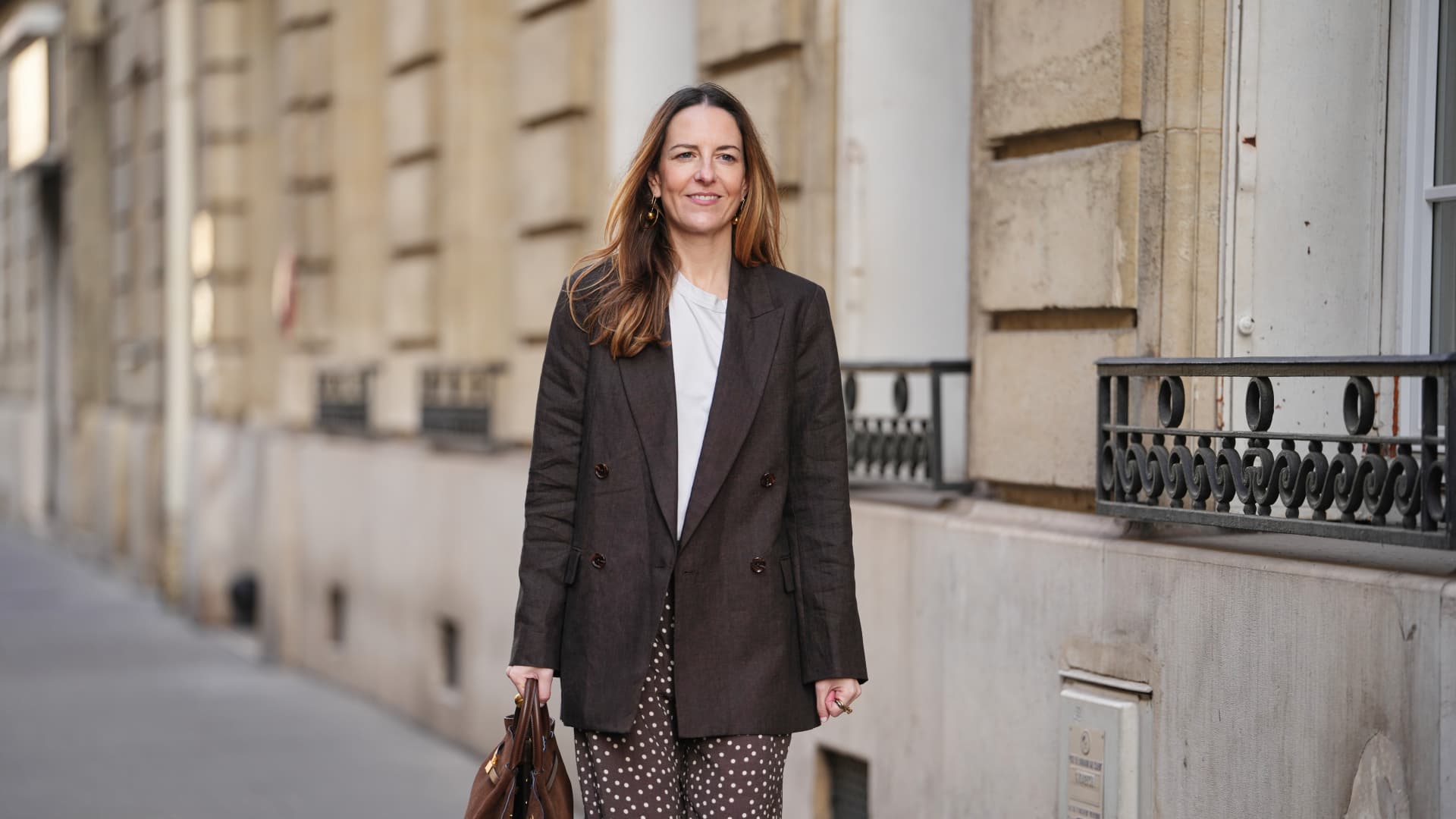 Alba Garavito Torre trägt einen Blazer und eine Hose mit Gummizug