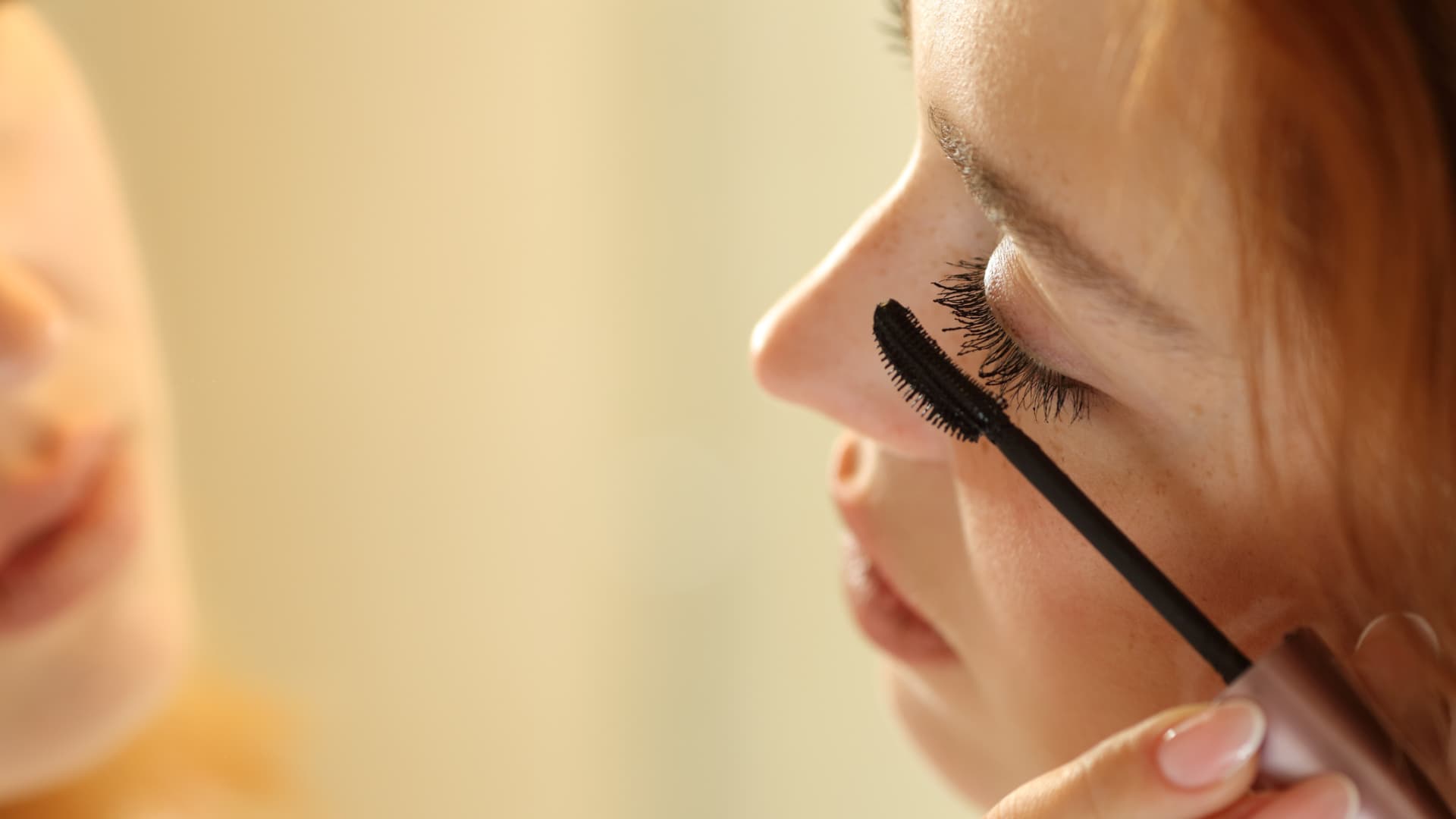 Frau trägt Hyaluron-Mascara auf