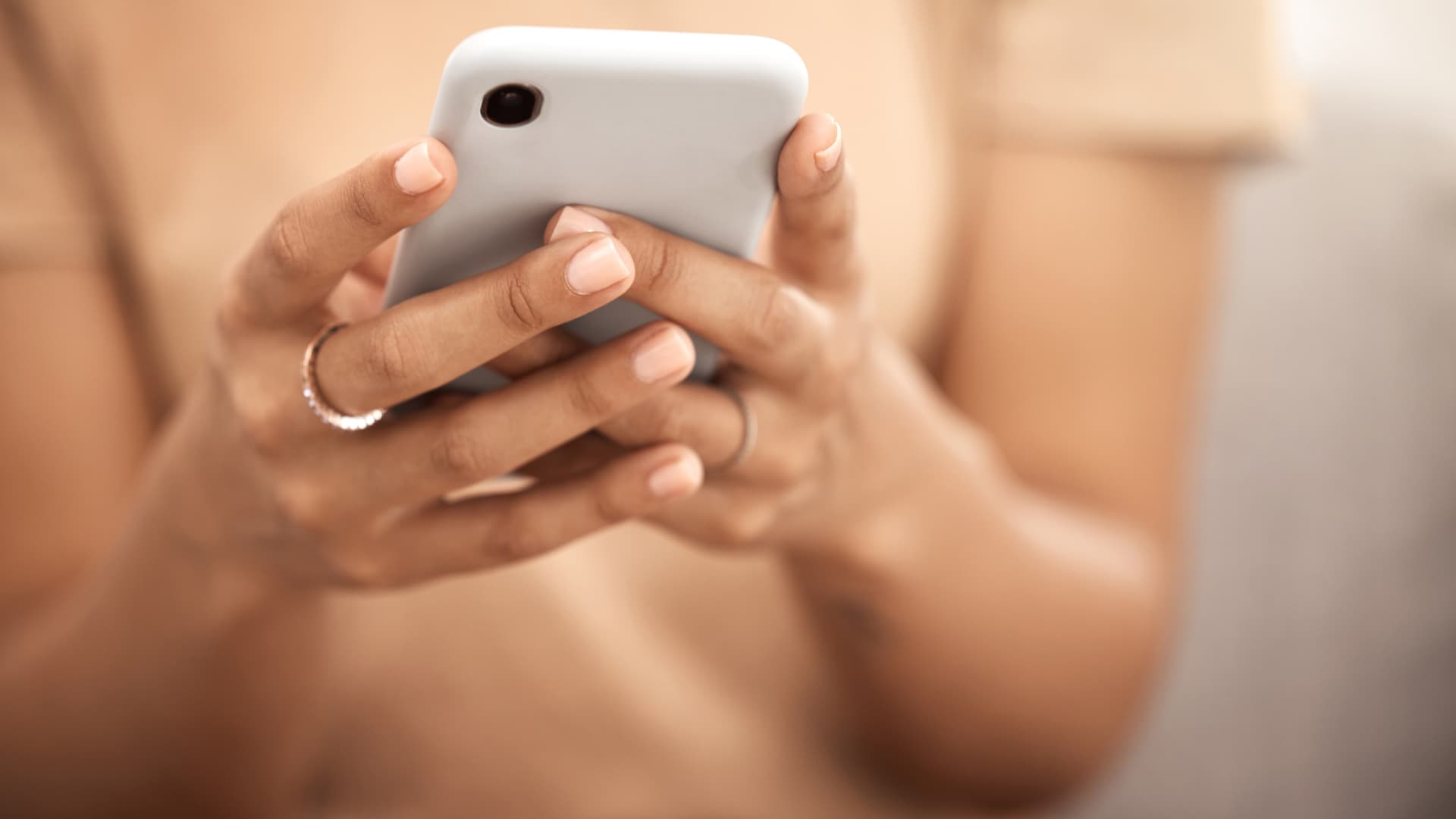 Frau schaut auf ihr Smartphone