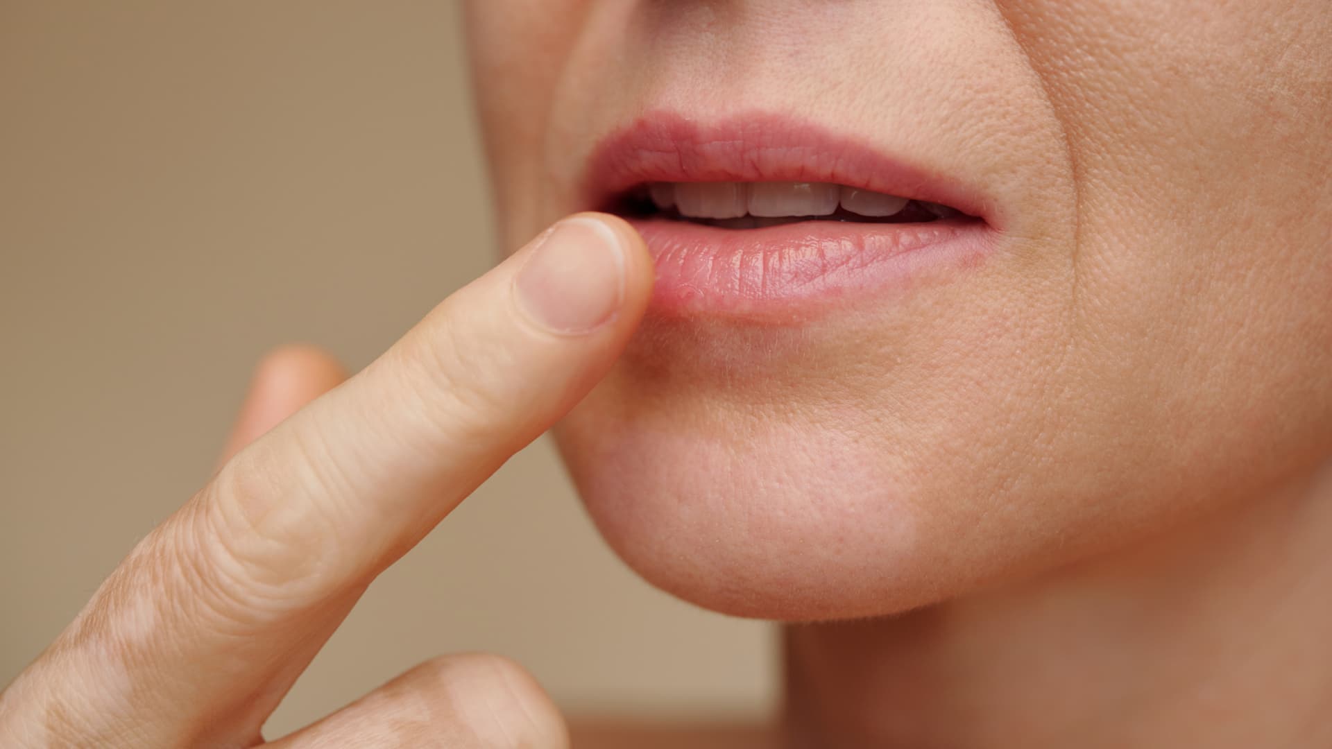 Frau mit Soft Blurred Lips
