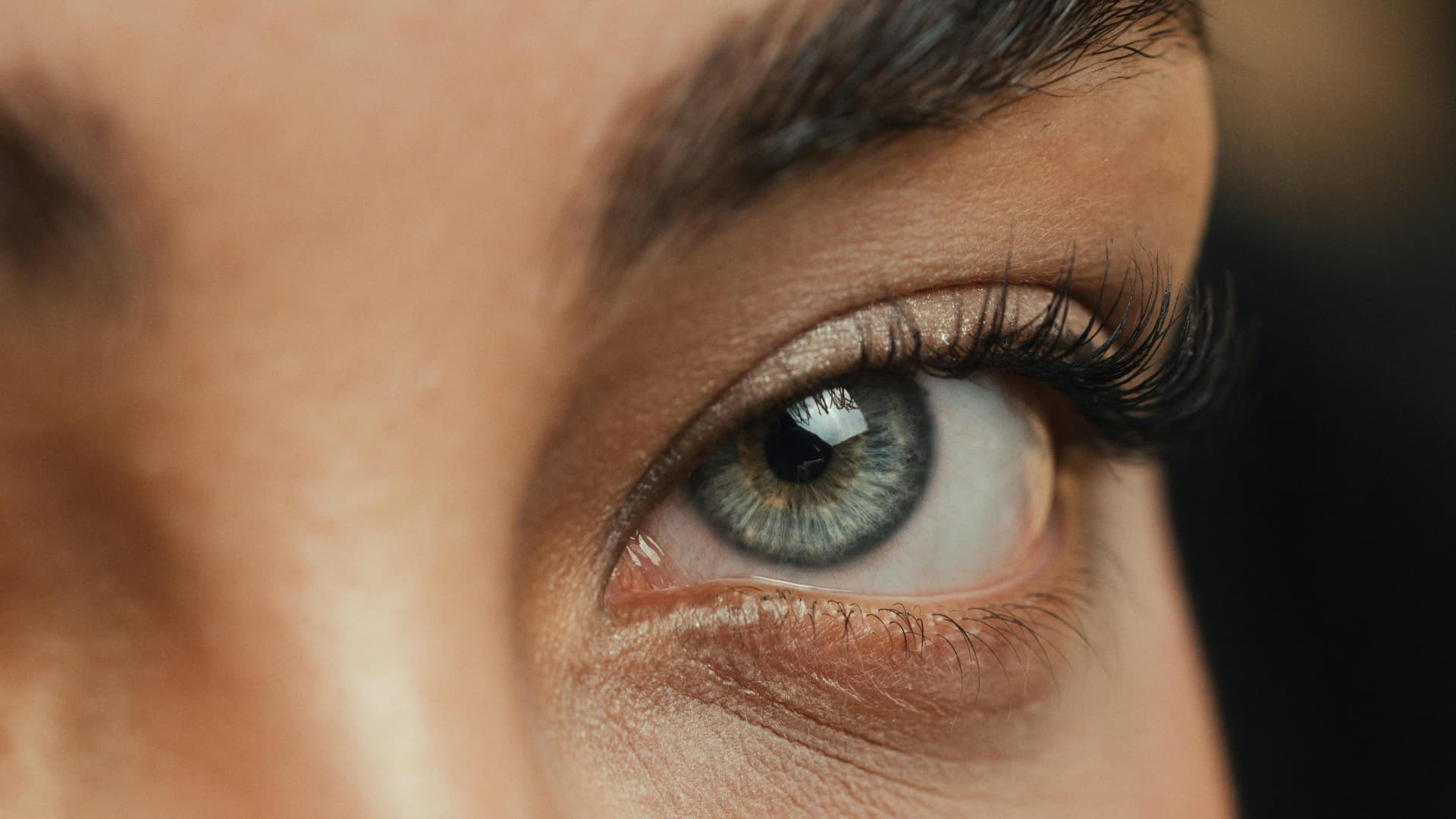 Frau mit geschwungenen Wimpern