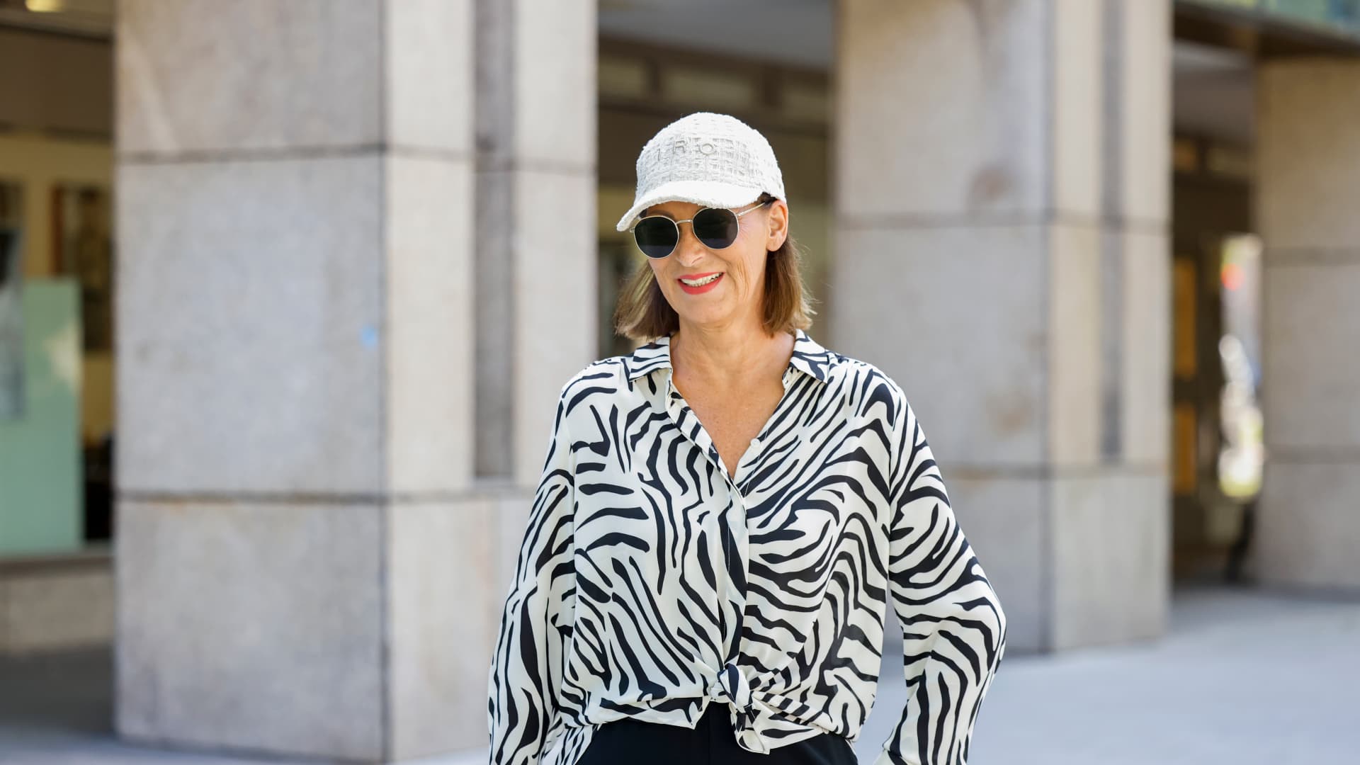 Eva Lutz trägt eine geknotete Zebrabluse