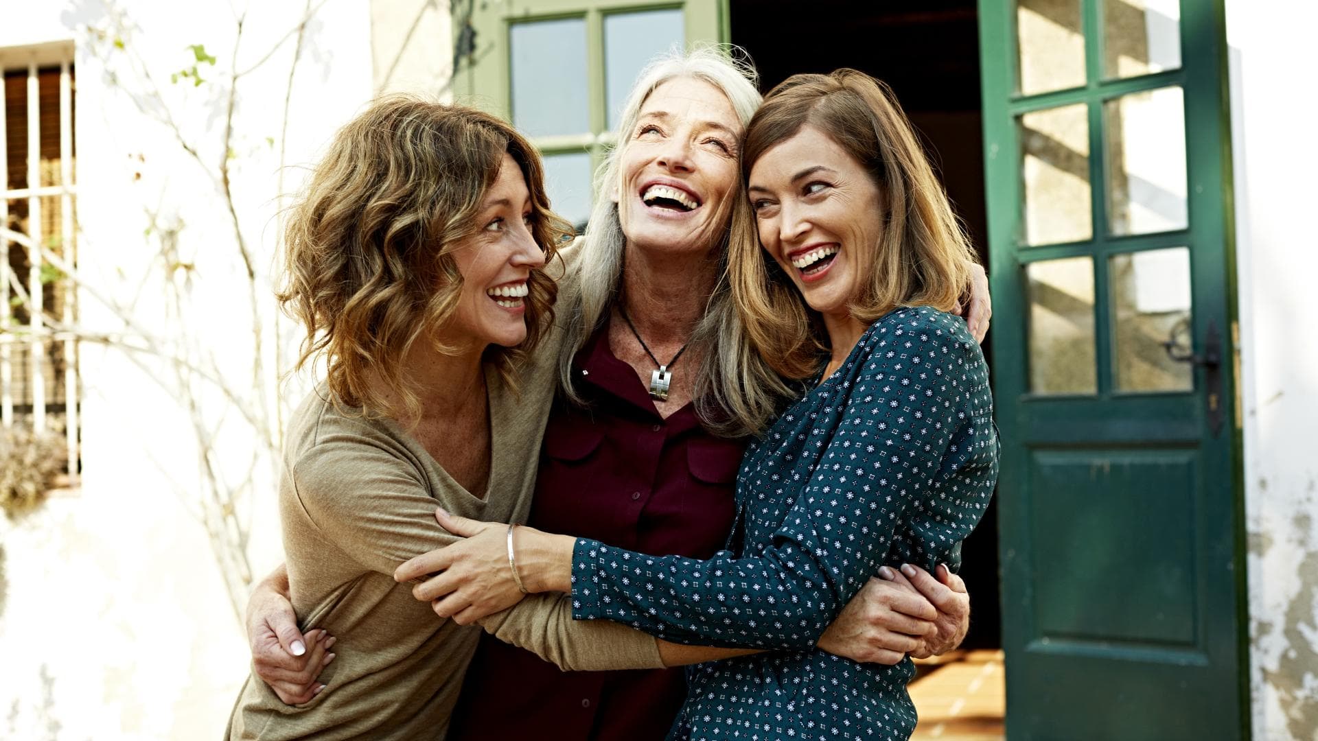 Drei Frauen lachen miteinander