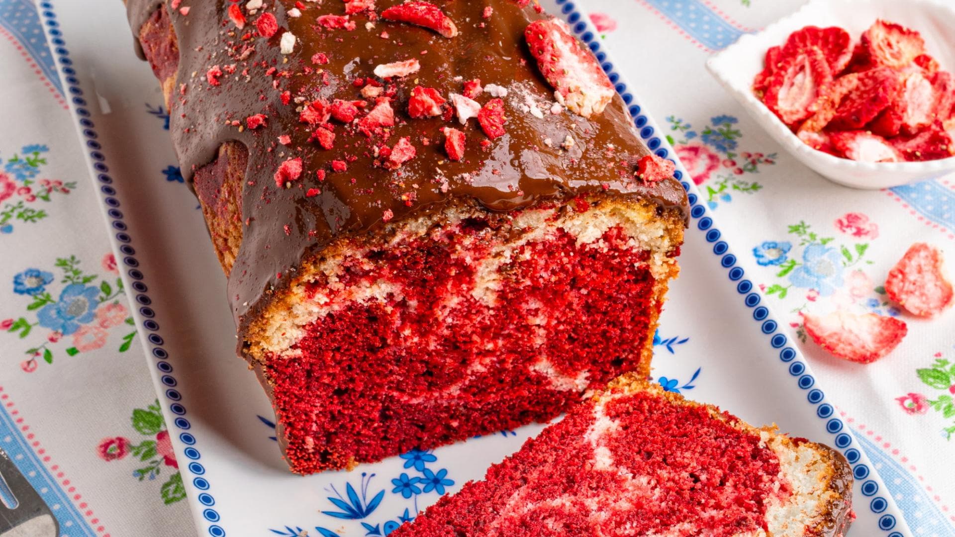 Red-Velvet-Marmorkuchen mit Erdbeeren 