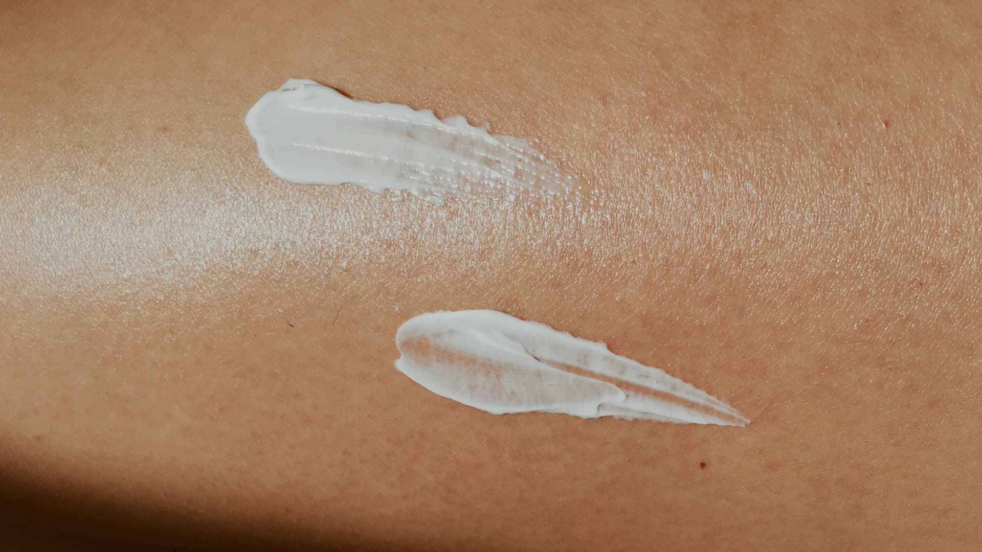 Frau mit Sonnencreme für reifer Haut auf dem Körper