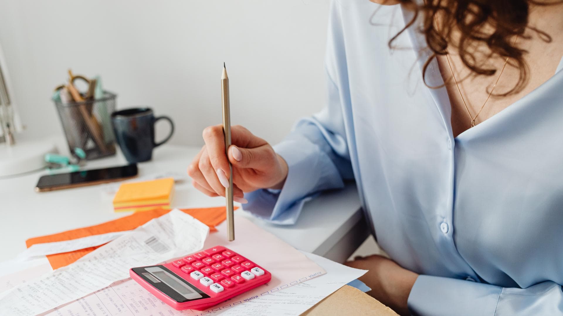 Eine Frau macht ihre Finanzen