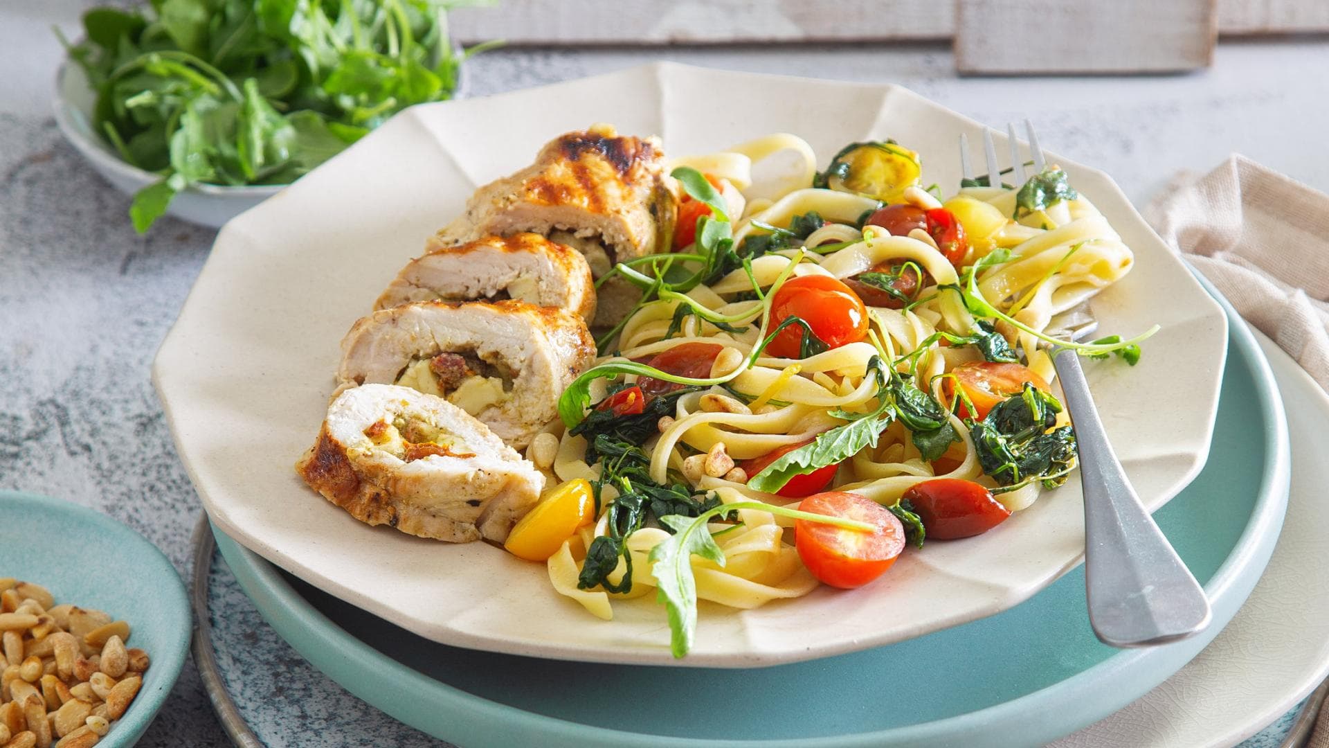 Pesto-Hähnchen mit Tomaten-Rucola-Tagliatelle