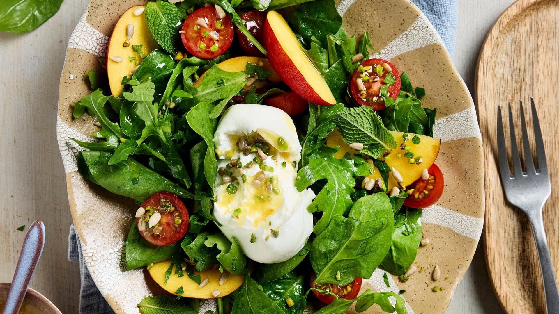 Spinatsalat mit Nektarinen und Burrata 