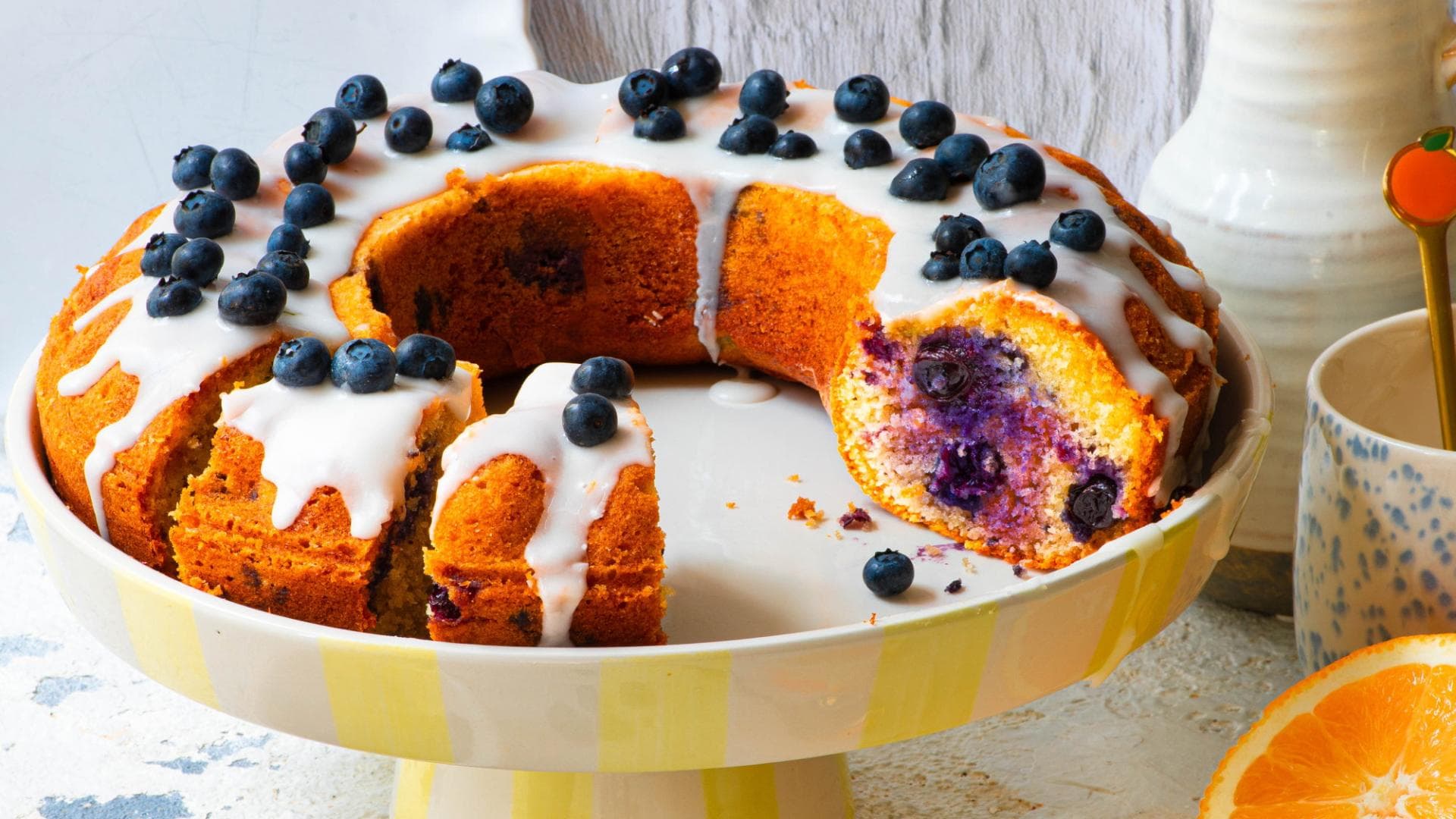 Marmor-Kranzkuchen mit Heidelbeeren 