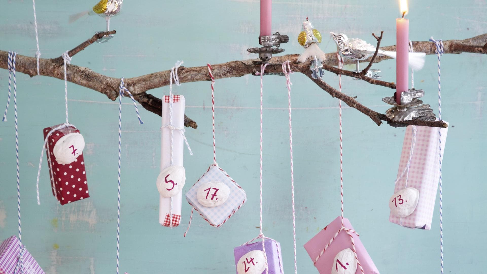 Adventskalender Päckchen hängen an einem Ast - Der Advetnts