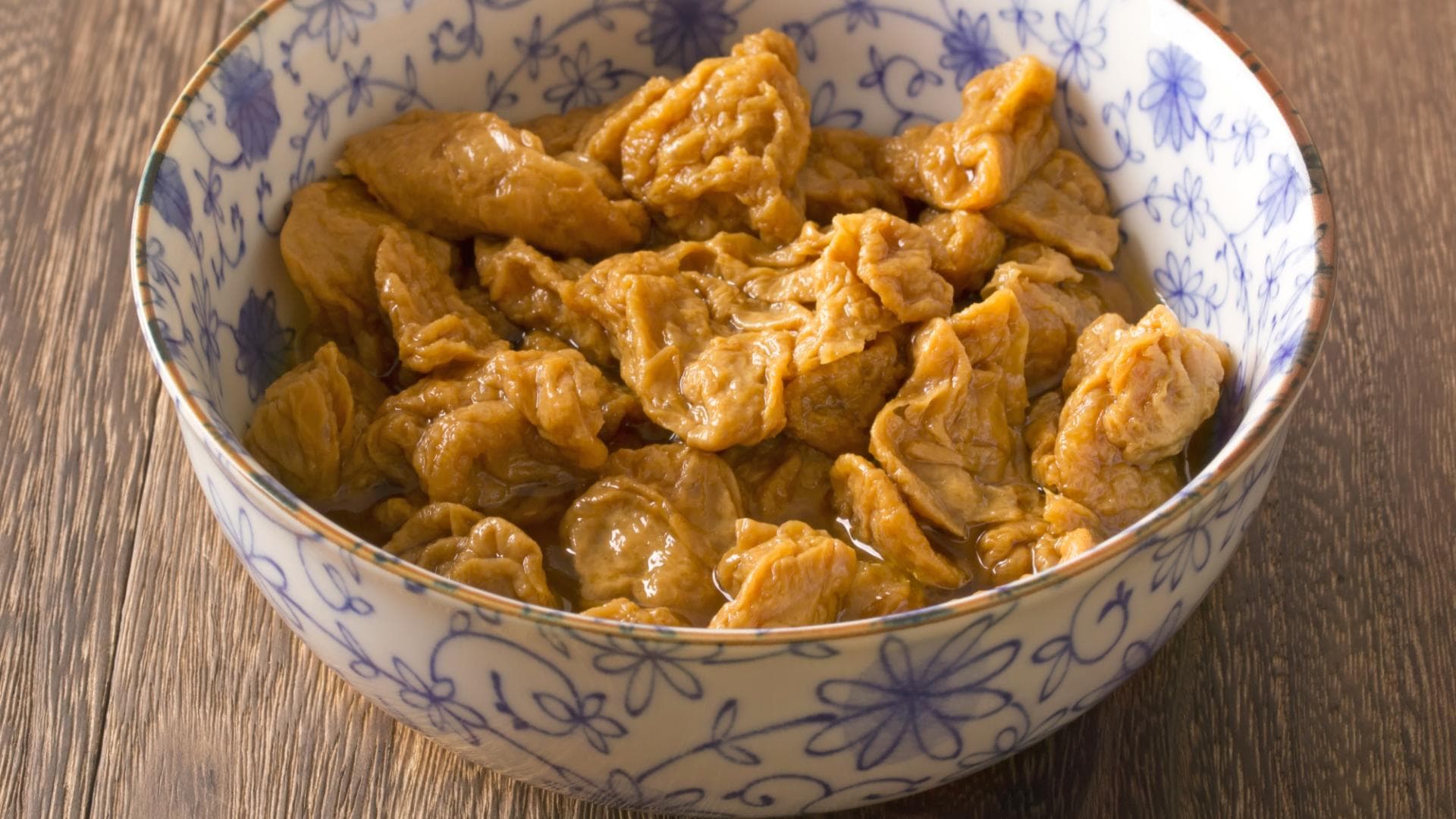 Seitan ist ein Fleischersatzprodukt aus Weizeneiweiß. Viele Veganer und Vegetarier nutzen es als Alternative zu Fleisch, Fisch und Eiern
