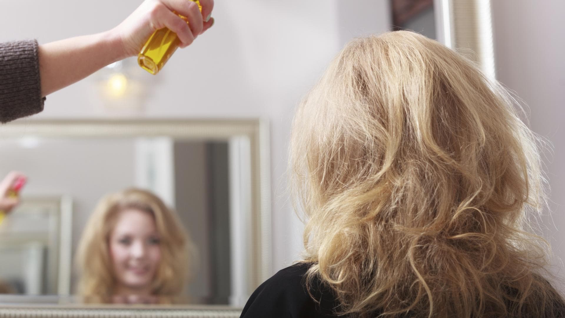 Haarspray - So bekämpfen Sie störrisches Haar und fixieren die Haare richtig