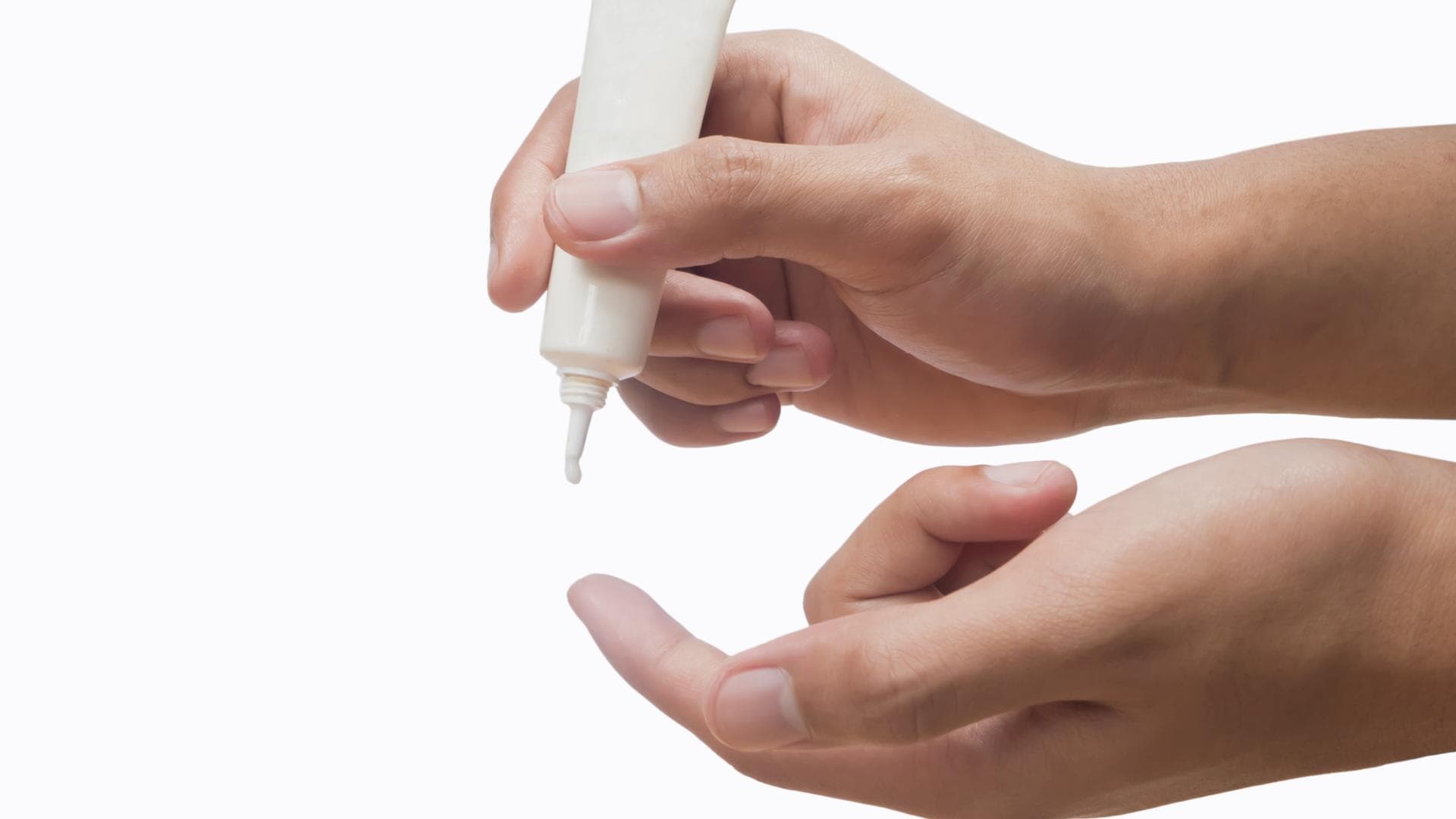 Frau benutzt Kosmetikprobe - Kostenlose Kosmetik-Proben 