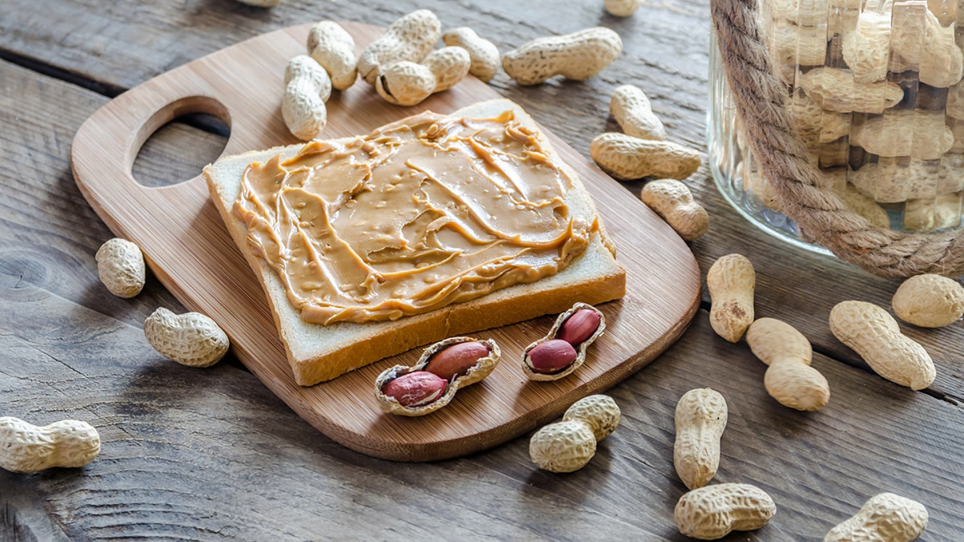 Erdnussbutter und Toast bilden ein ideales Frühstück für die Militär-Diät 