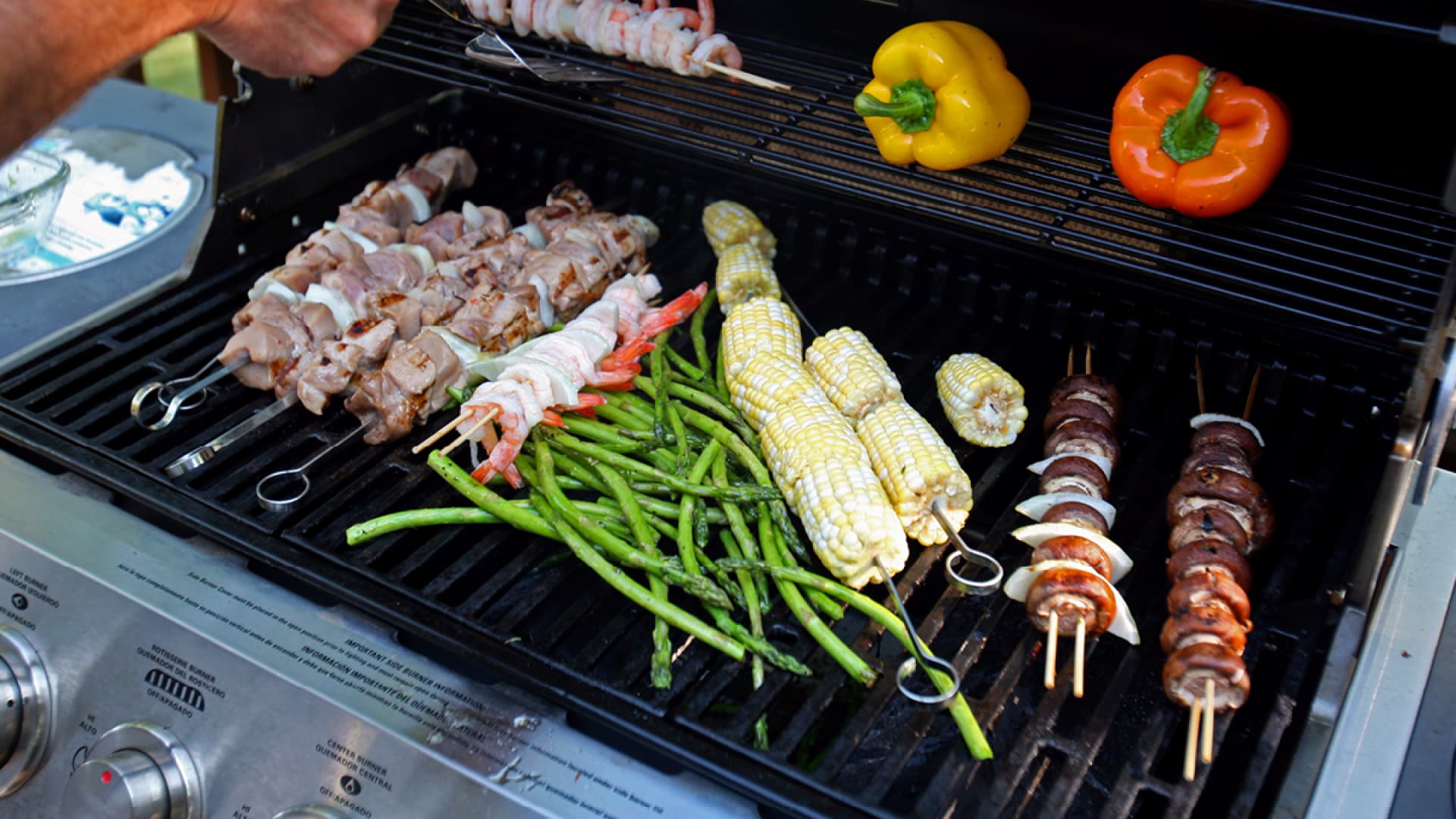 Großer Gasgrill voller Grillgut